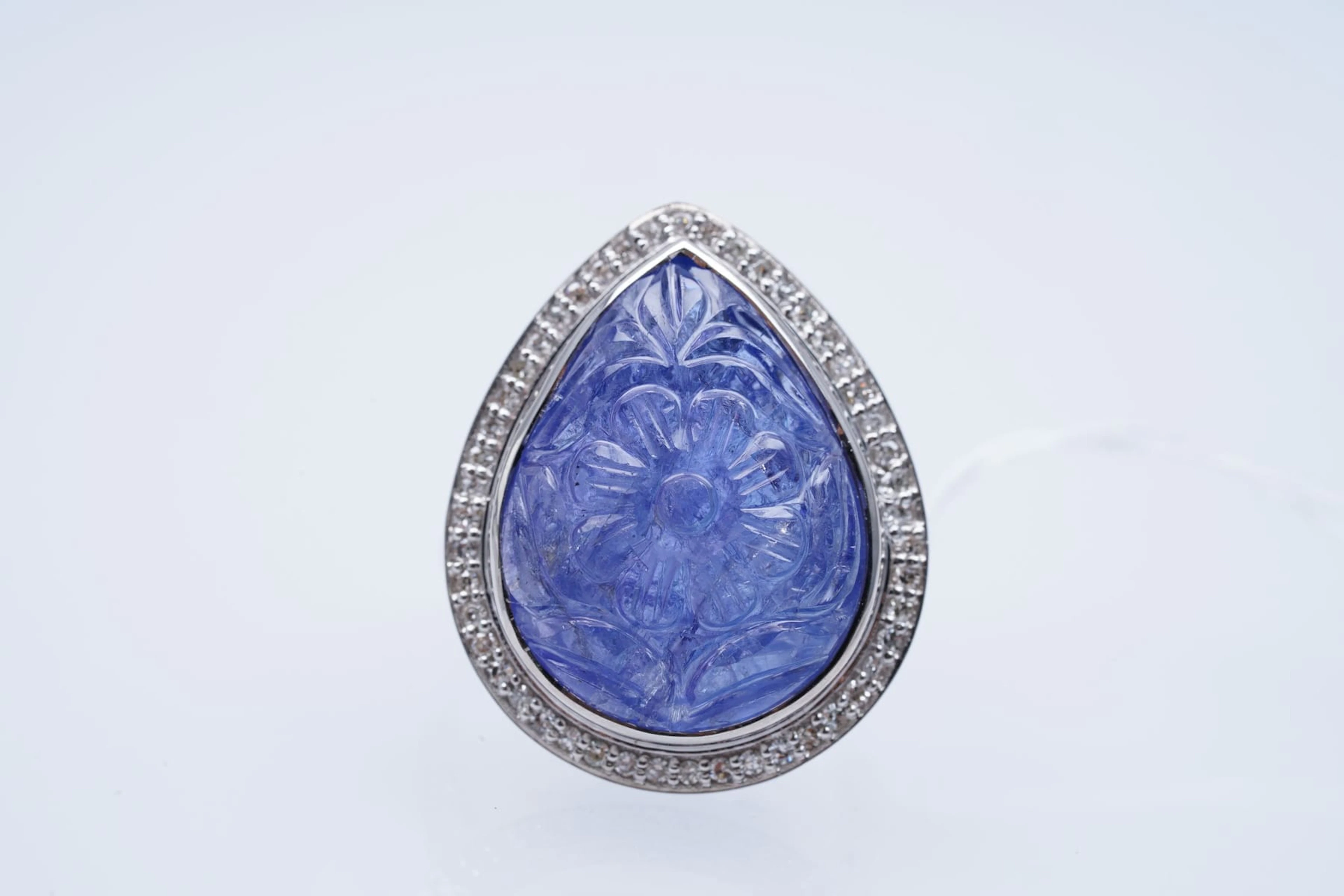 Sormus valkokultaa 375 / 1000 TANZANITE carved ( 18,3 ) DIAMONDS (