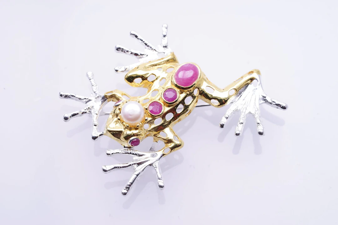 (3822) BROCH / PENDANT SILVER 925 / 1000 " frog " RUBIES PEARL