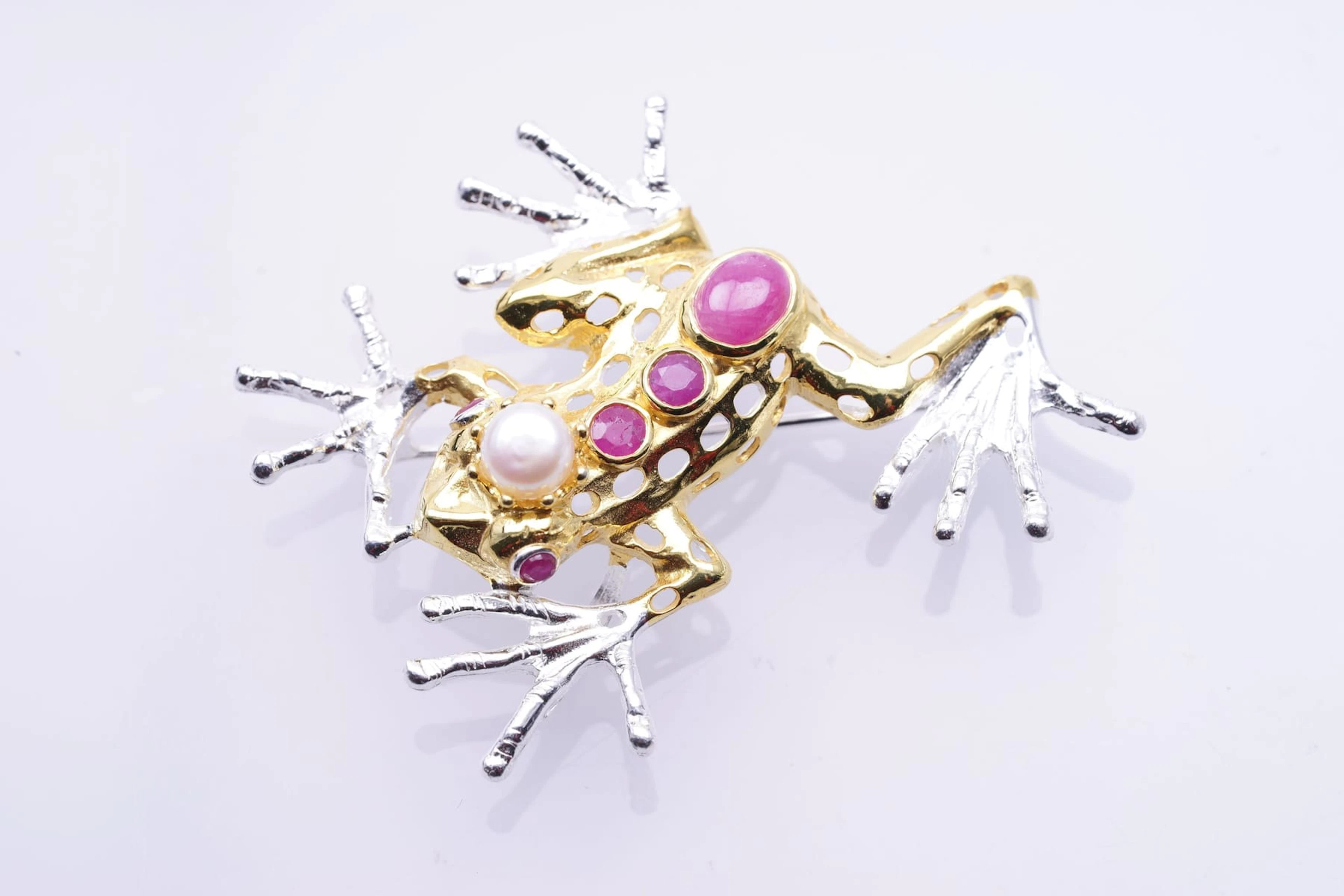 (3822) BROCH / PENDANT SILVER 925 / 1000 " frog " RUBIES PEARL