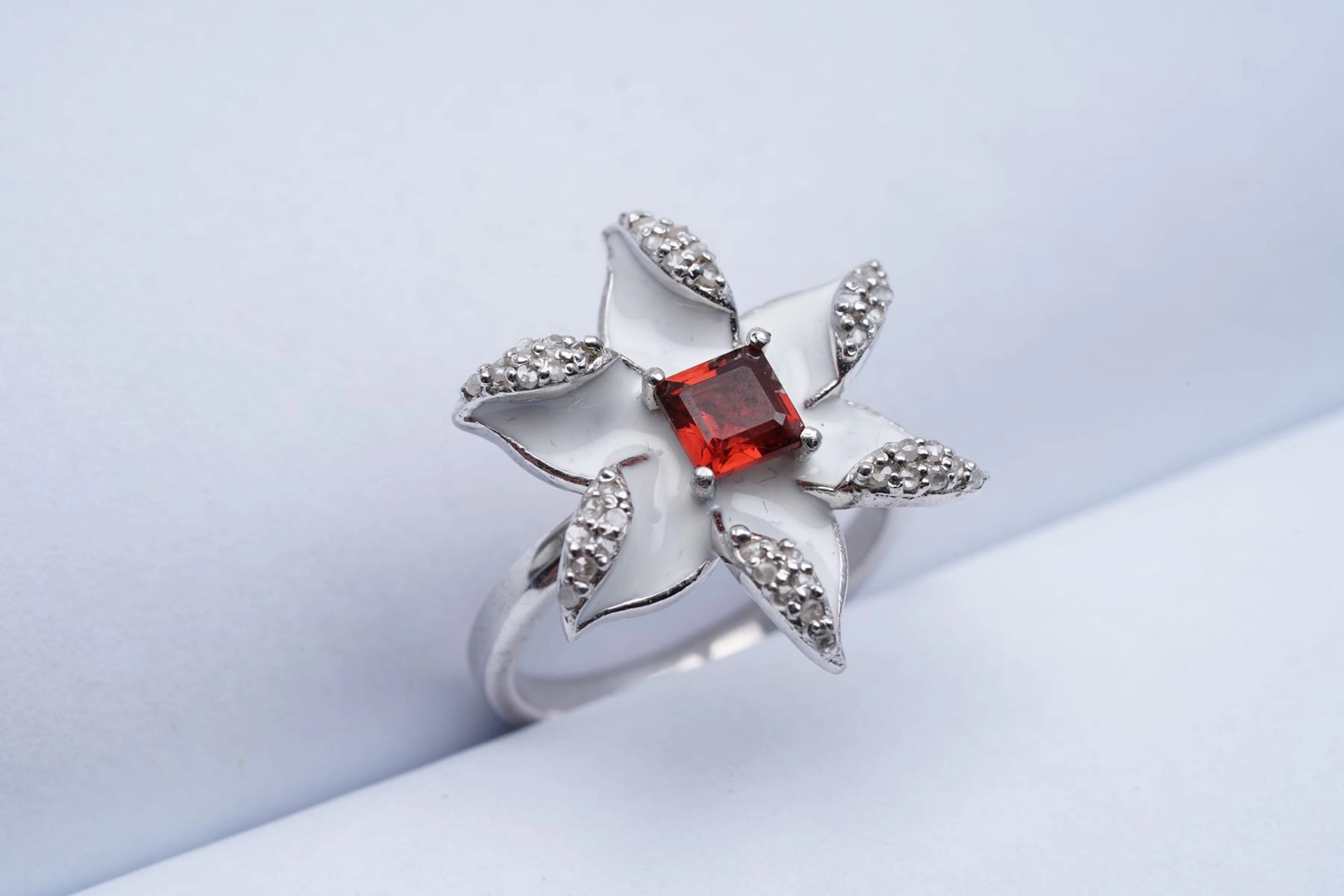 (3593) RING SILVER 925 / 1000 GARNET ENAMEL DIAMONDS
