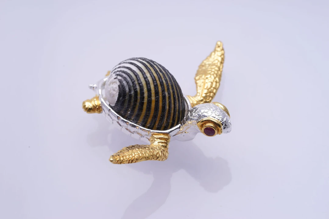 (3814) BROCH / PENDANT SILVER 925 / 1000 " turtle" SHELL RUBIES