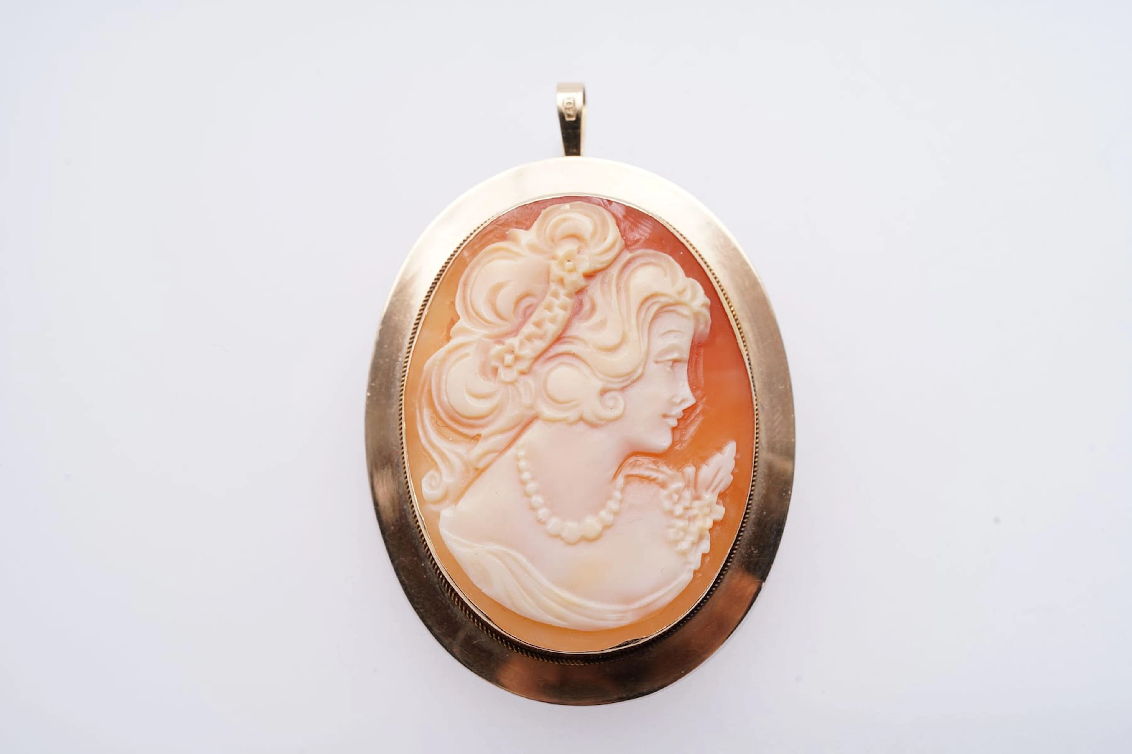 Kamee solkiriipus, kultaa 14 k