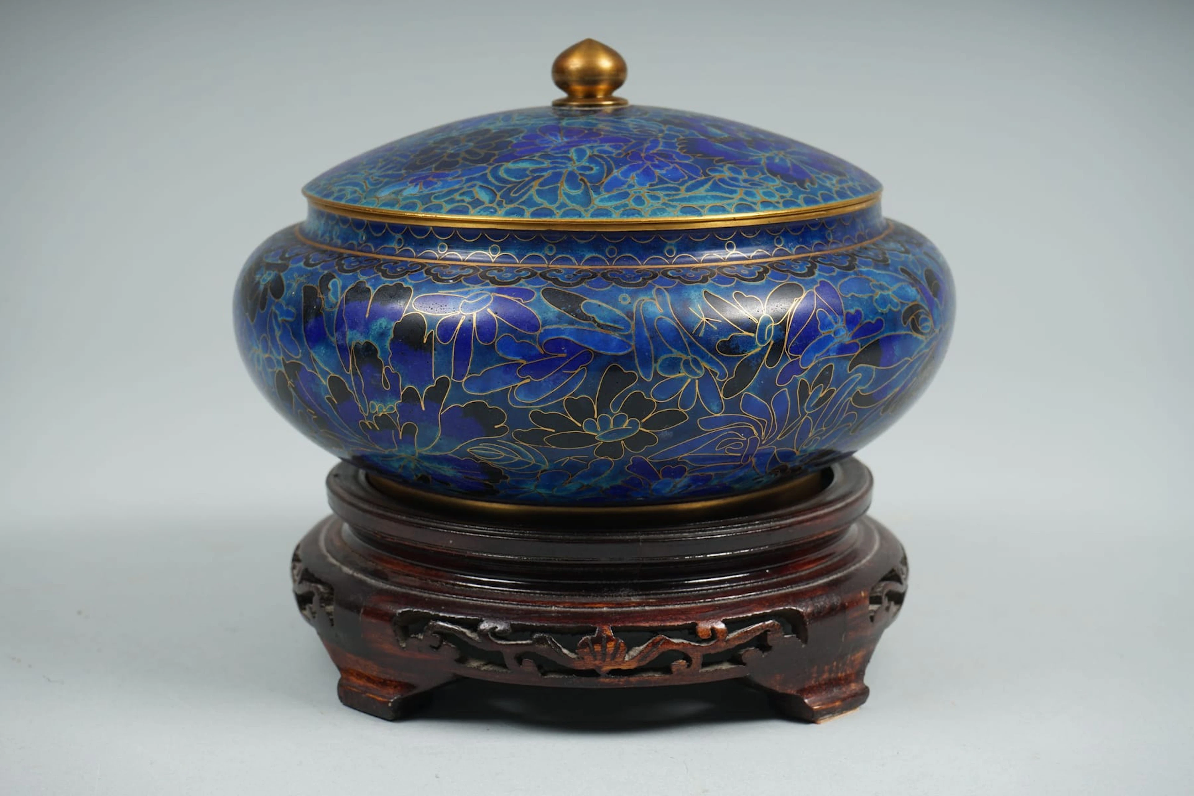 Cloisonne-astia, puujalustalla