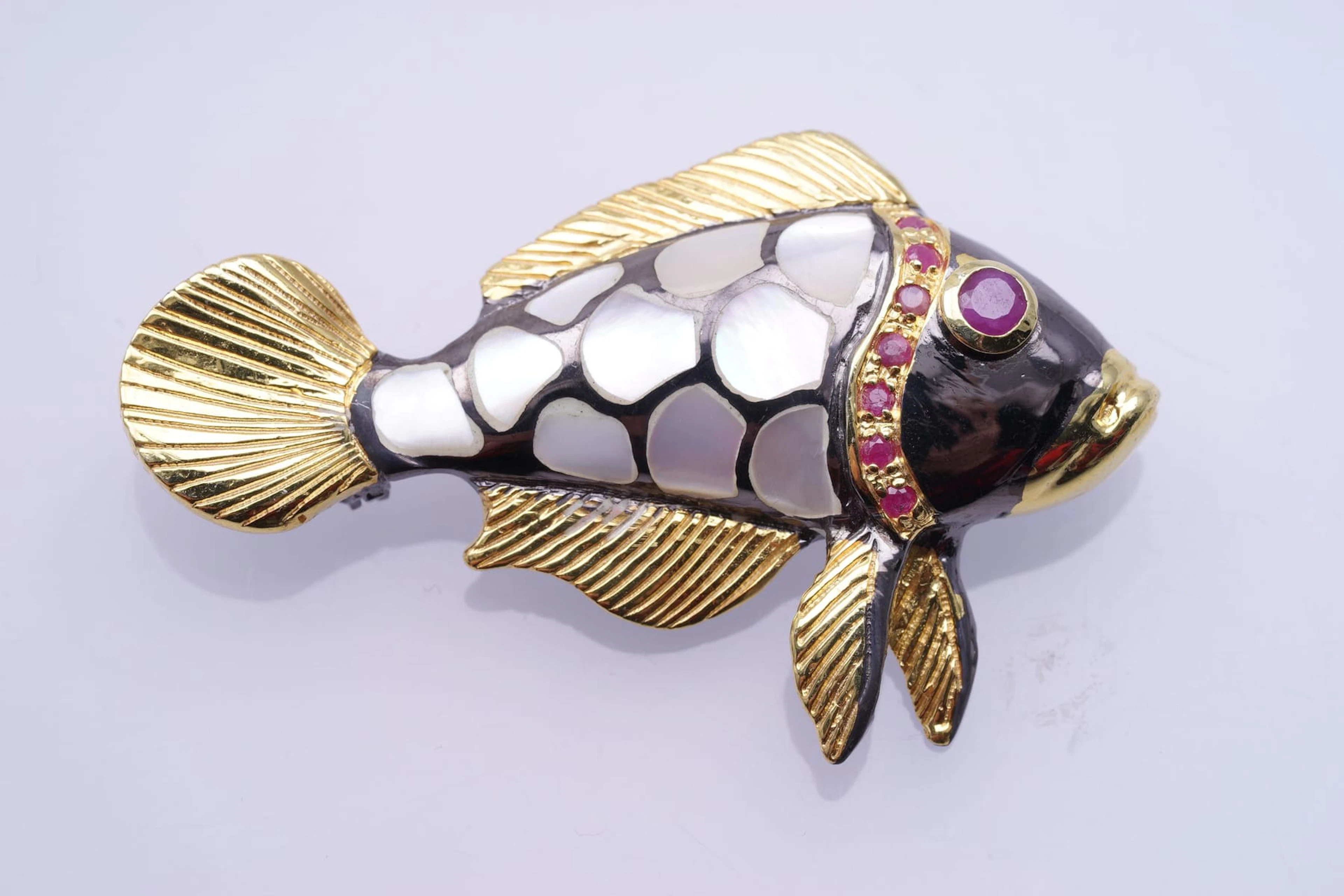 BROCH / PENDANT SILVER 925 / 1000 " fish " SHELL RUBIES (3808)