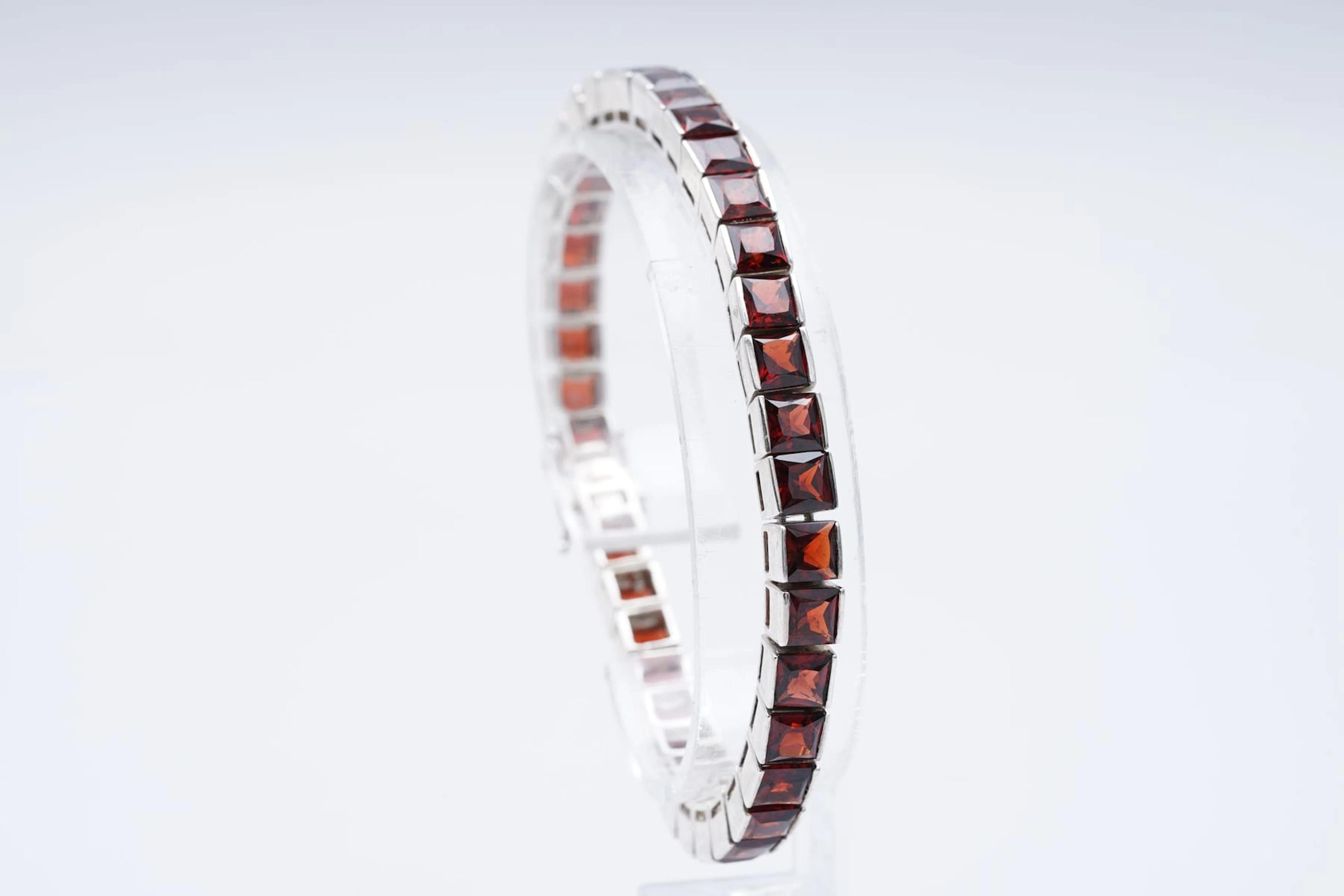 (3112) BRACELET SILVER 925 / 1000 GARNETS