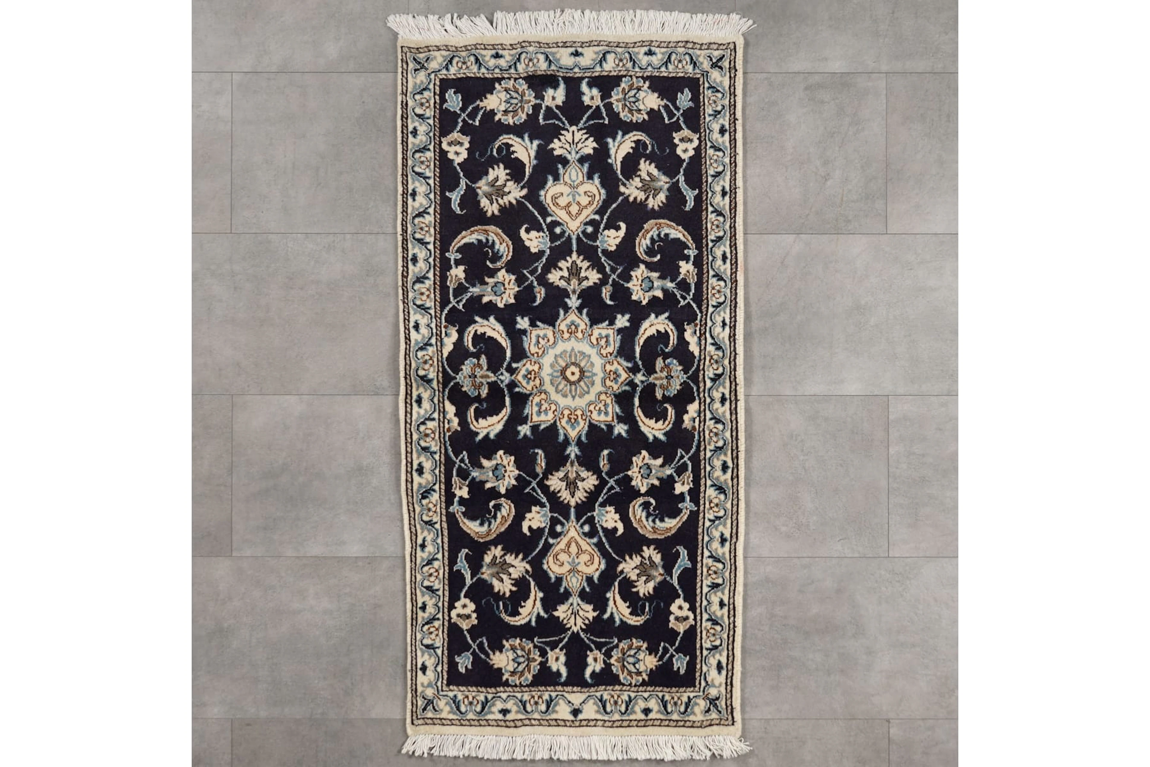 Käsinsolmittu matto, 138 x 67 cm, Iran, Nain