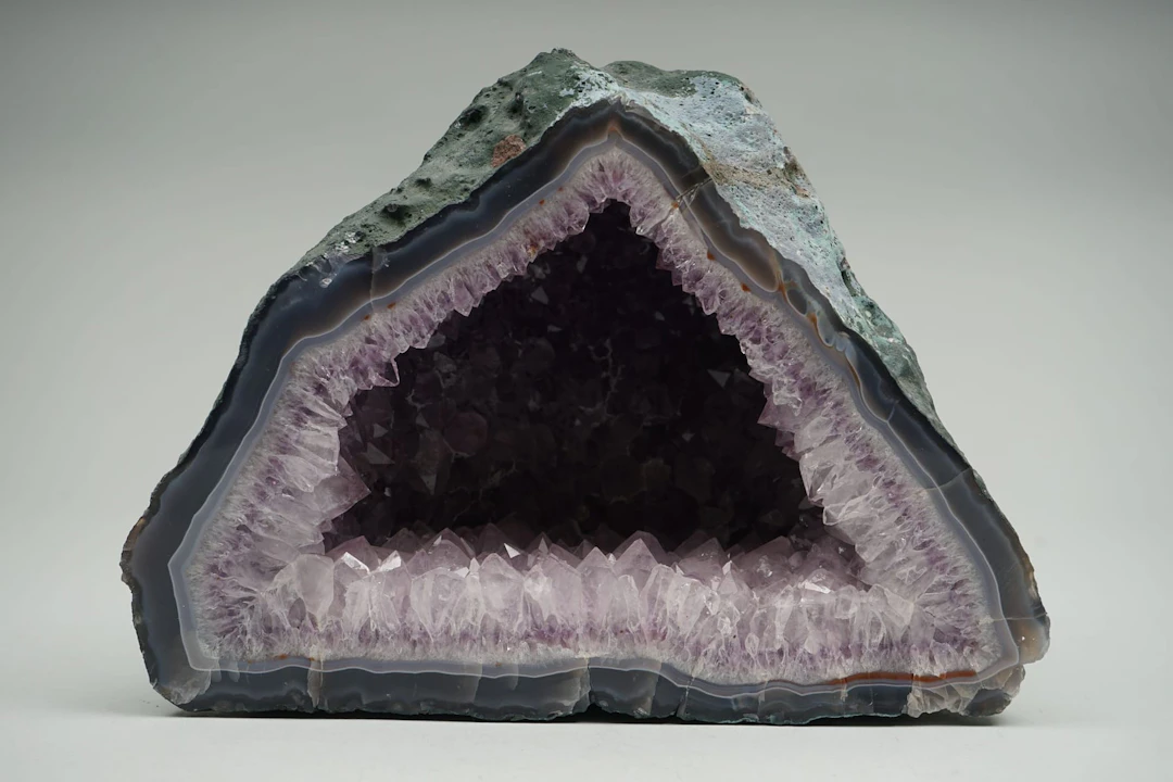 Ametistionkalo, 25 x 32 x 15 cm, yksityiskokoelma