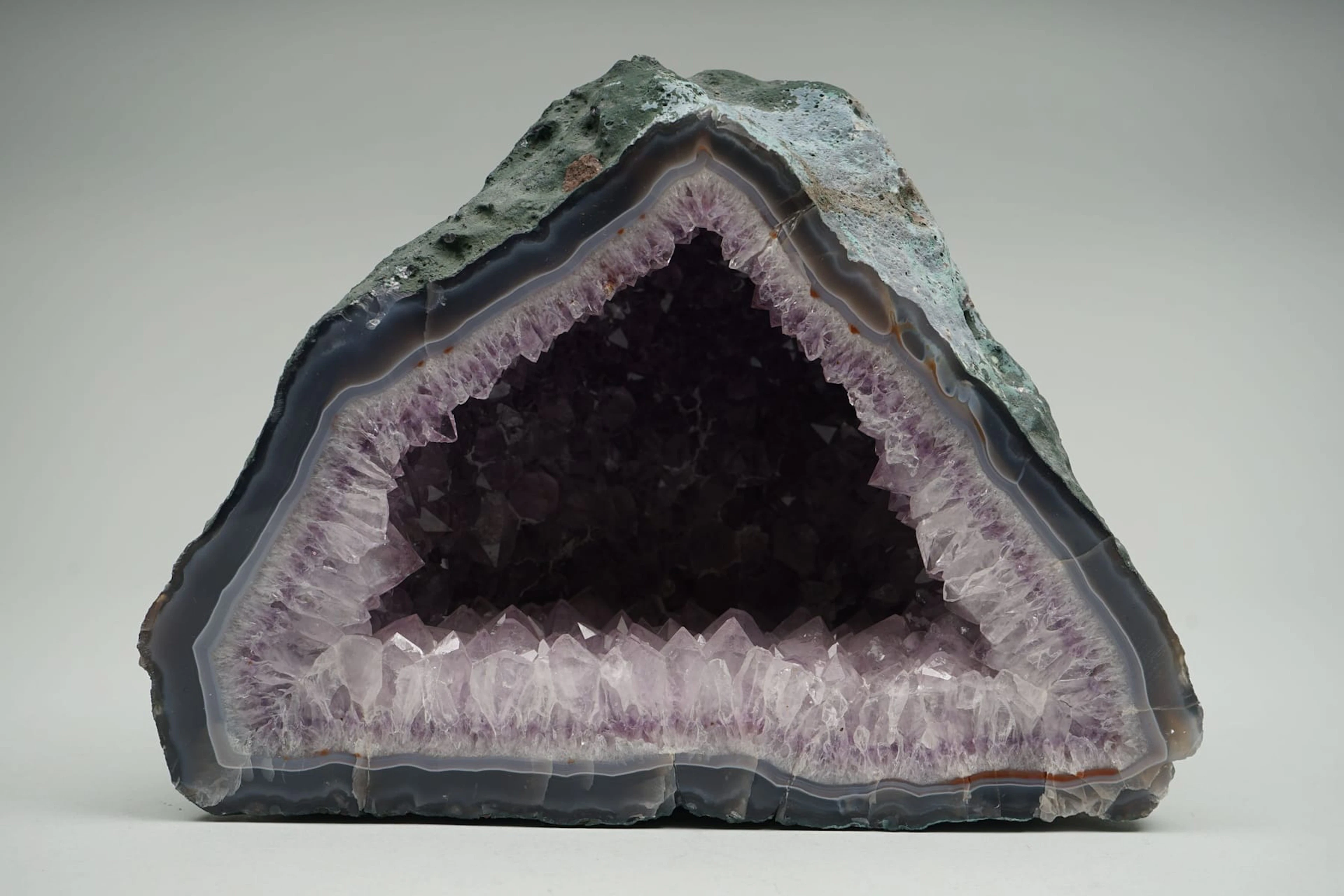 Ametistionkalo, 25 x 32 x 15 cm, yksityiskokoelma