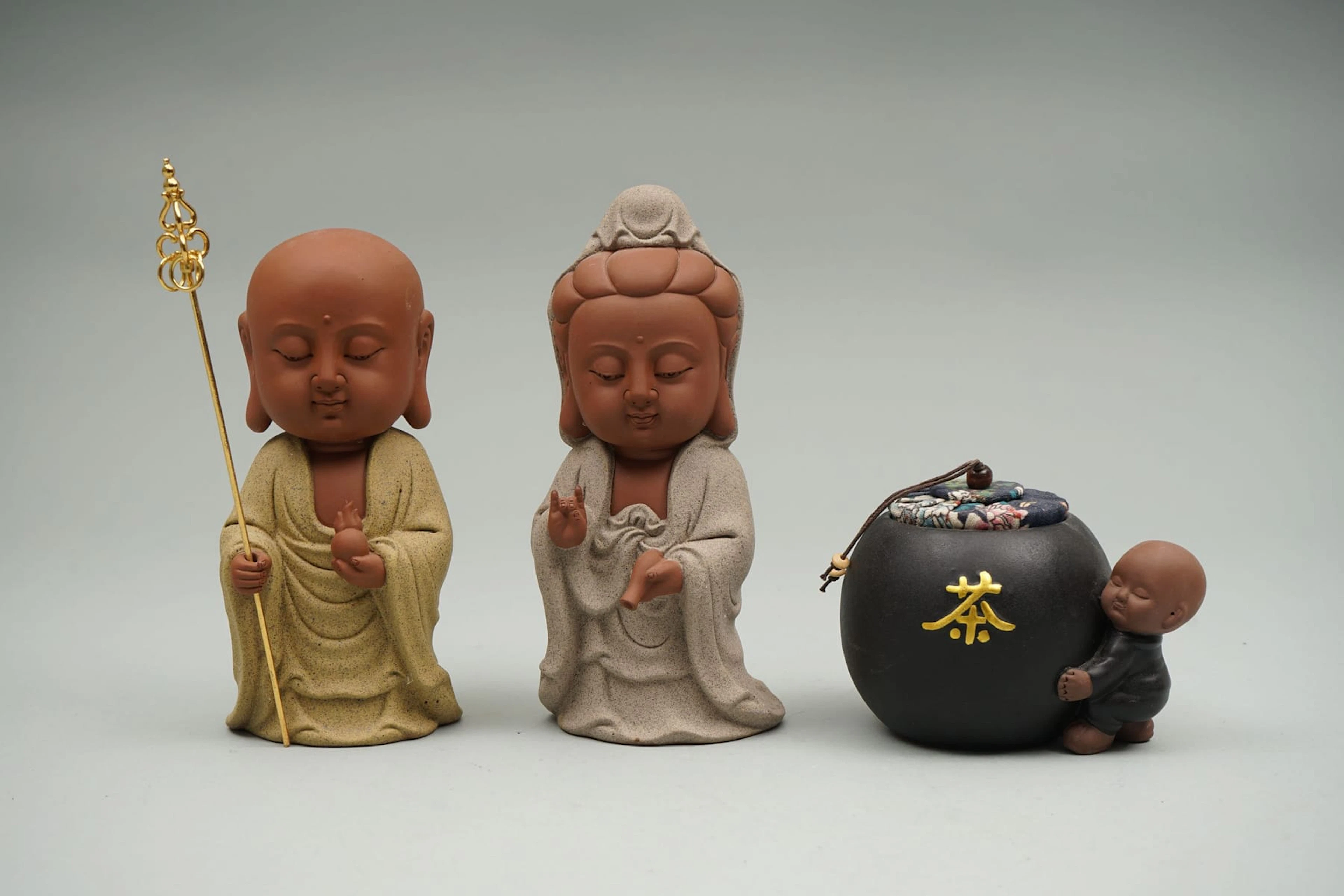 Guanyin ja Ksitigarbha "baby versiot", pohjissa leimat ja keraaminen teepurkki