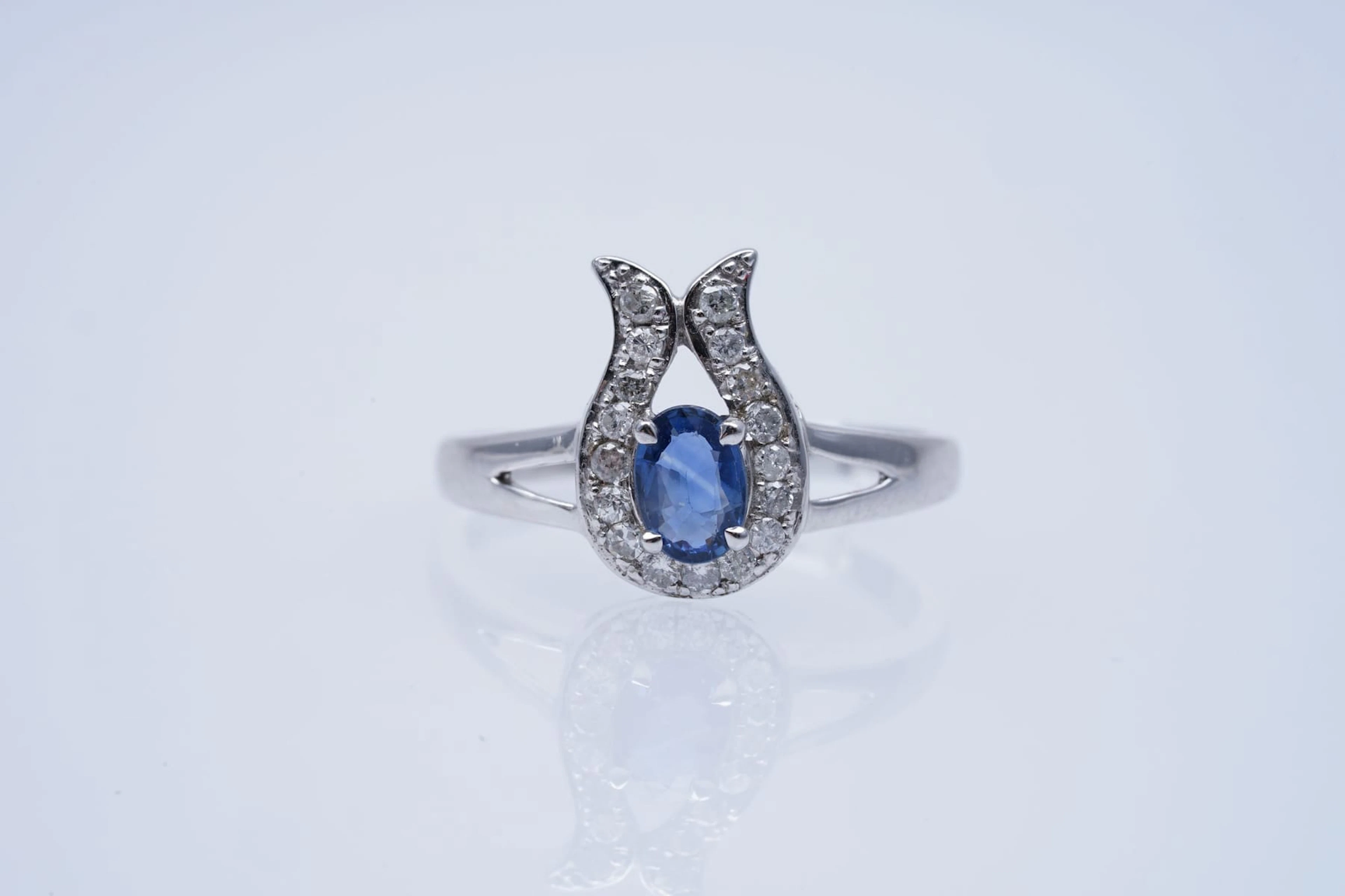 RING white GOLD 375 / 1000 blue SAPPHIRE ( 0,47 ) DIAMONDS ( 0,21 ), nro 10731