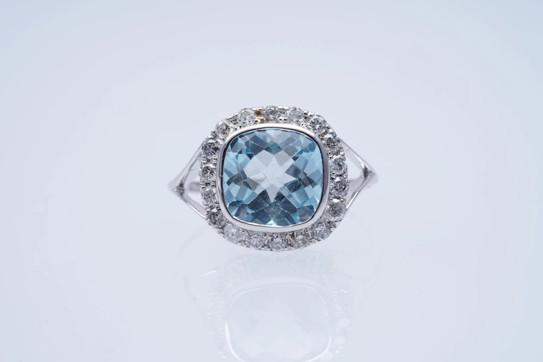 RING white GOLD 375 / 1000 blue TOPAZE ( 3,55 ) DIAMONDS ( 0,33 ), nro 10713