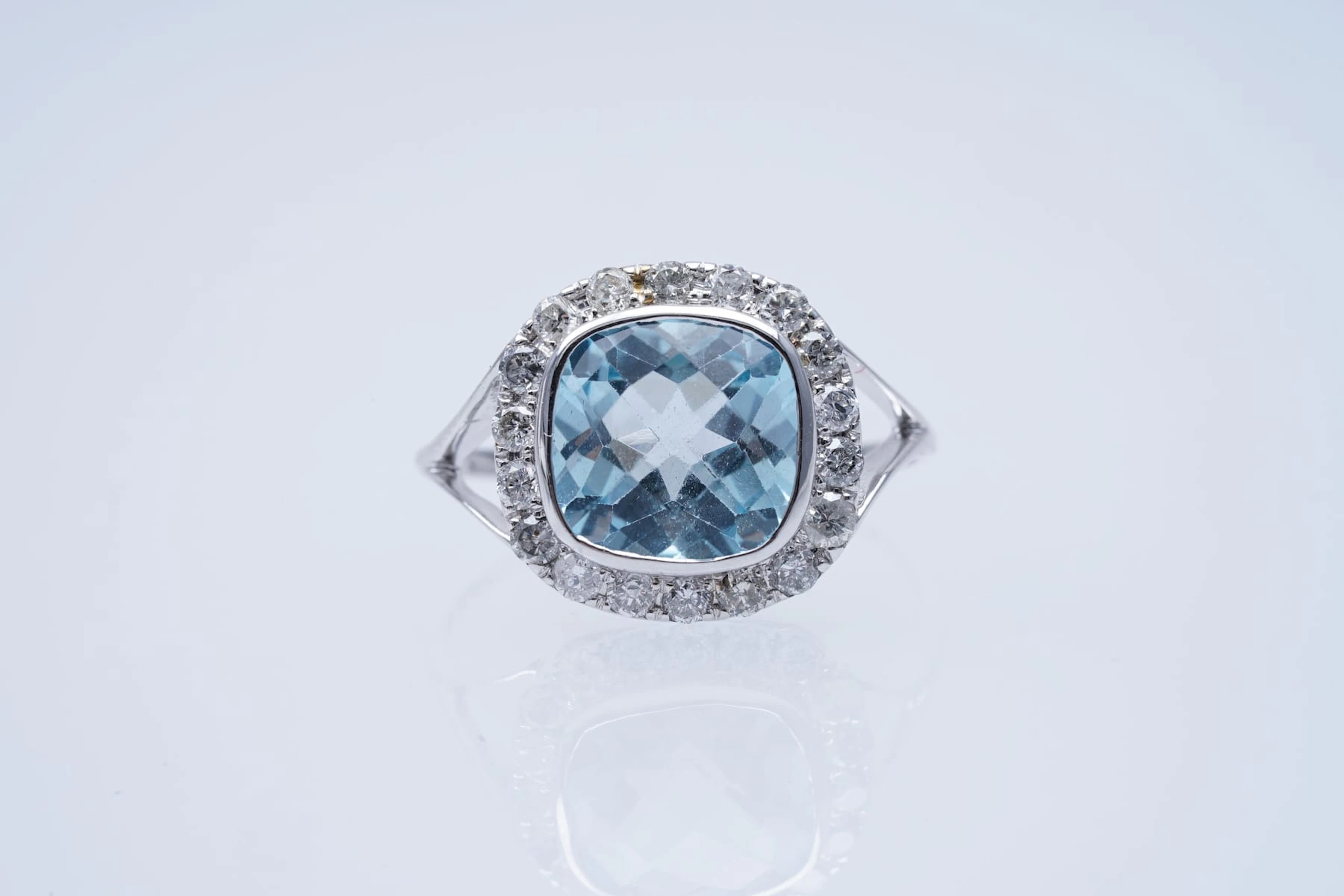 RING white GOLD 375 / 1000 blue TOPAZE ( 3,55 ) DIAMONDS ( 0,33 ), nro 10713