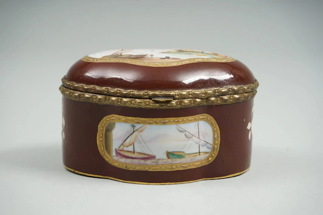 Rasia, keramiikkaa, pohjassa merkintä FR P. P. 1705.