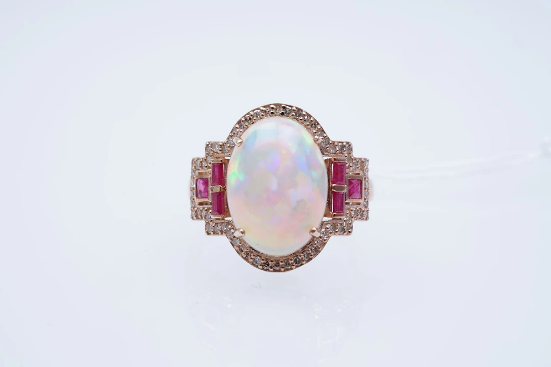 Sormus kultaa 375/1000 OPAL ( 4,1 ) RUBIES ( 0,5 ) DIAMONDS, nro 14881