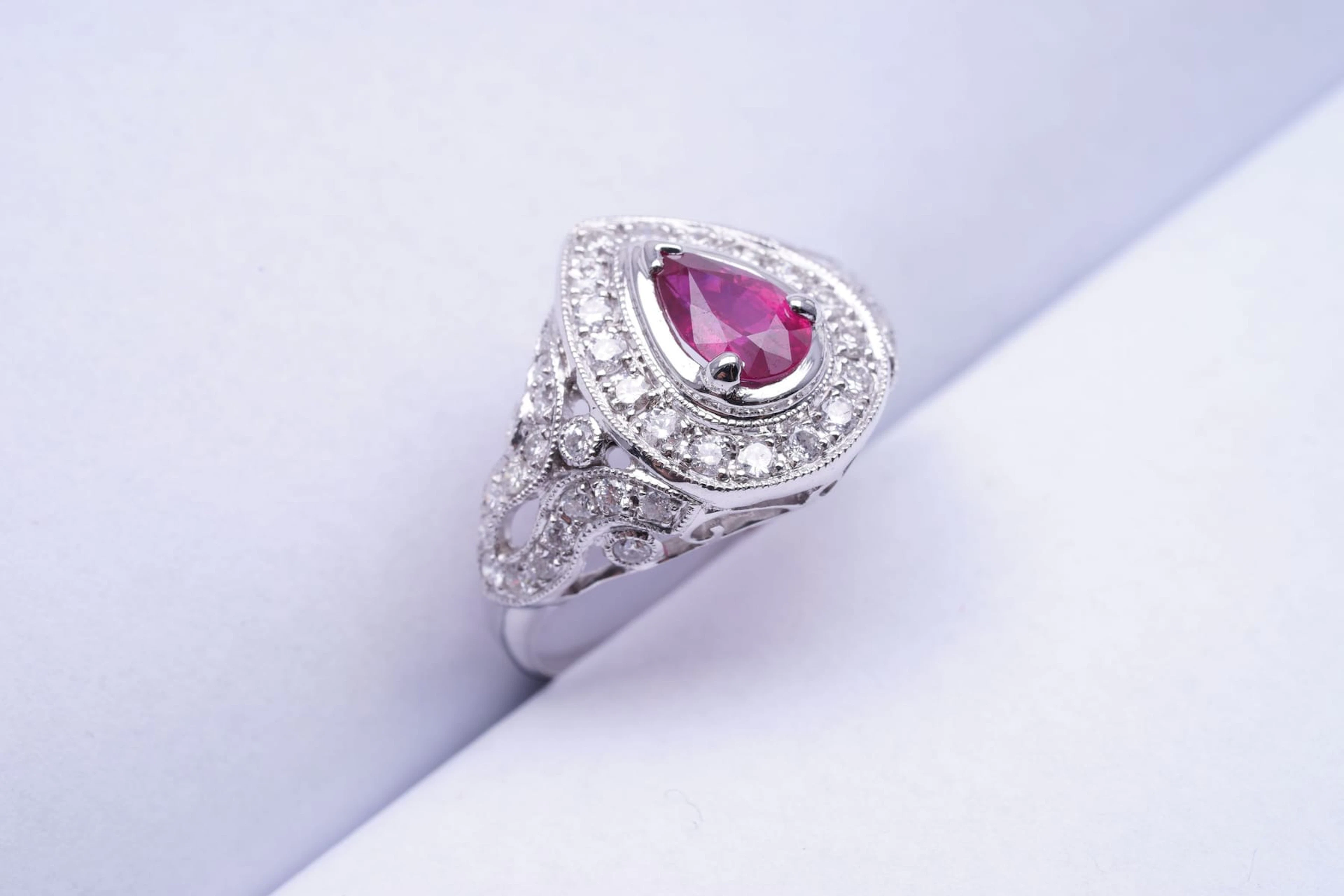 (2878) Sormus valkokultaa 750/1000 Burma RUBY pear shape "Pigeon Blood