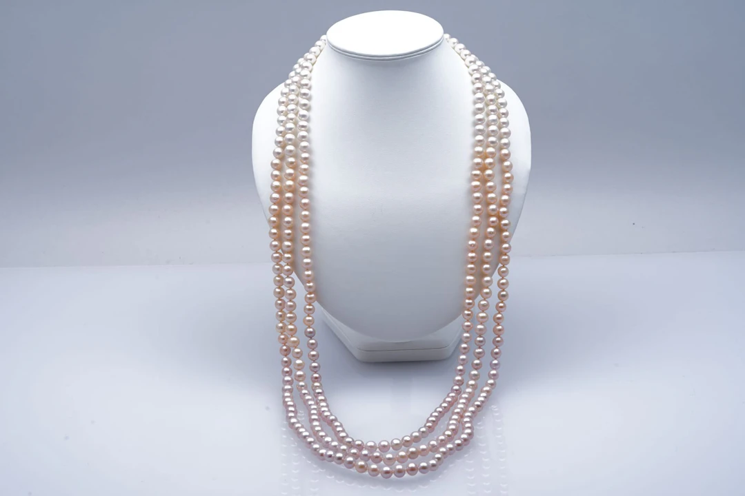 NECKLACE natural cultured fresh water PEARLS 8 to 9 mm diametre clasp