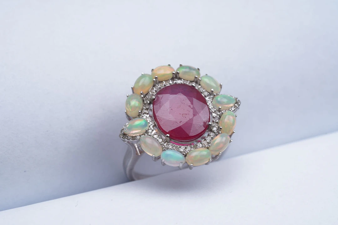 (3238) RING SILVER 925 / 1000 RUBY OPALS DIAMONDS