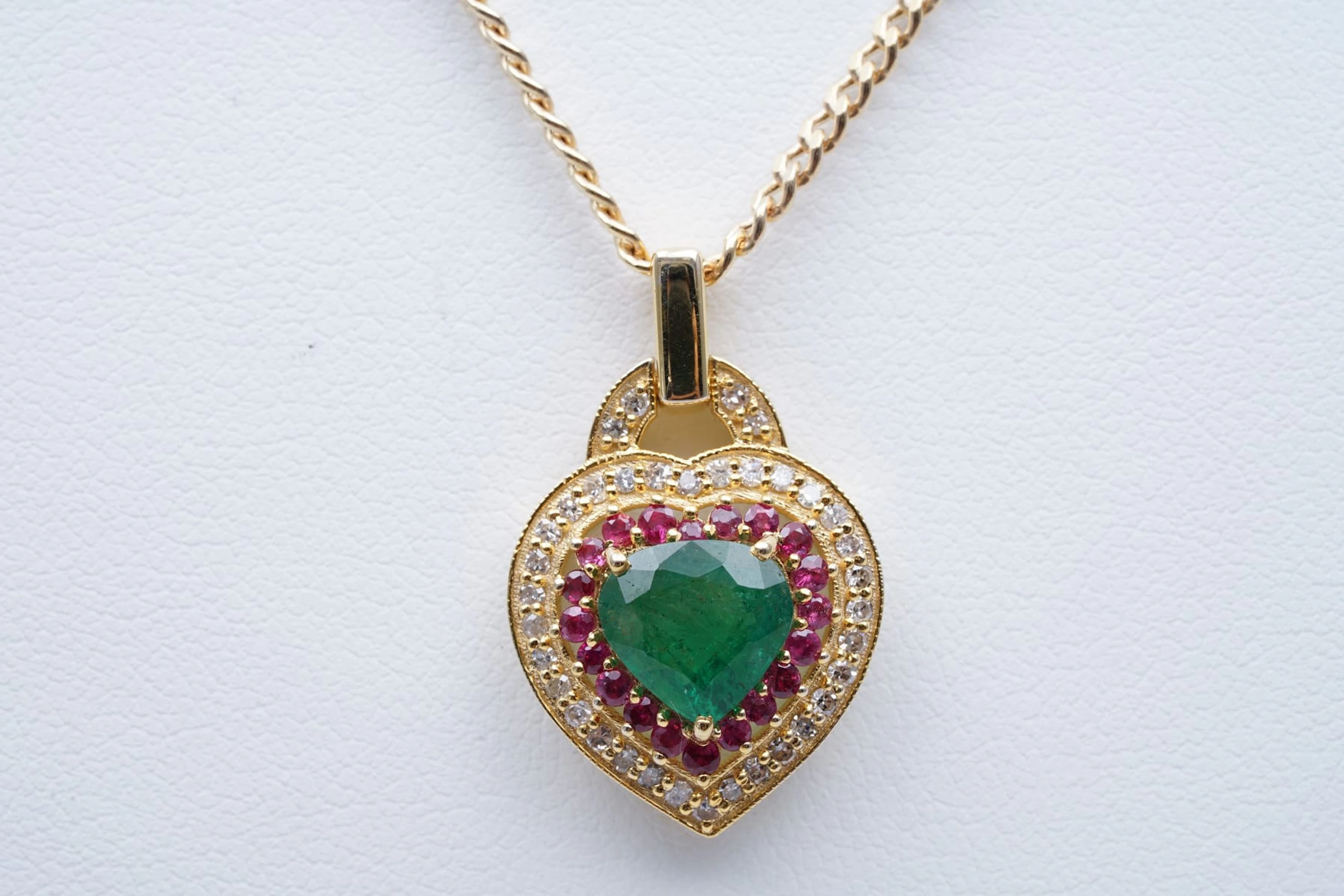 Riipus kultaa 375/1000, EMERALD oil minor (1.2), RUBIES (0.85) DIAMONDS