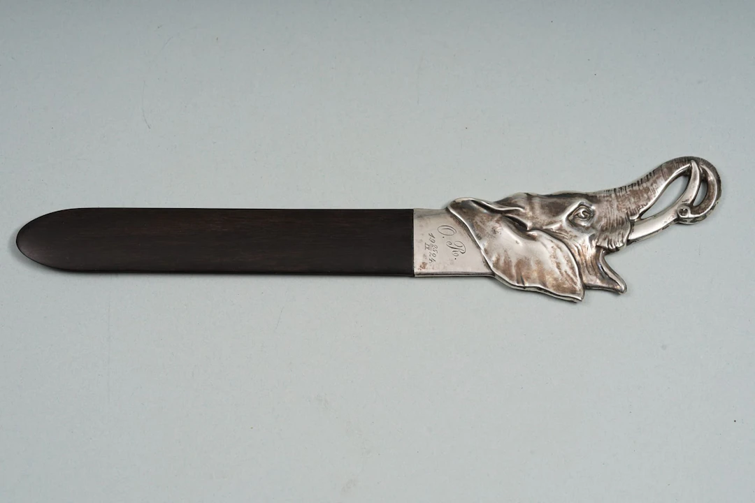 Paperiveitsi, hopeaa, kaiverrus 25/9 1924, pitoisuus 830/1000, yksityiskokoelma