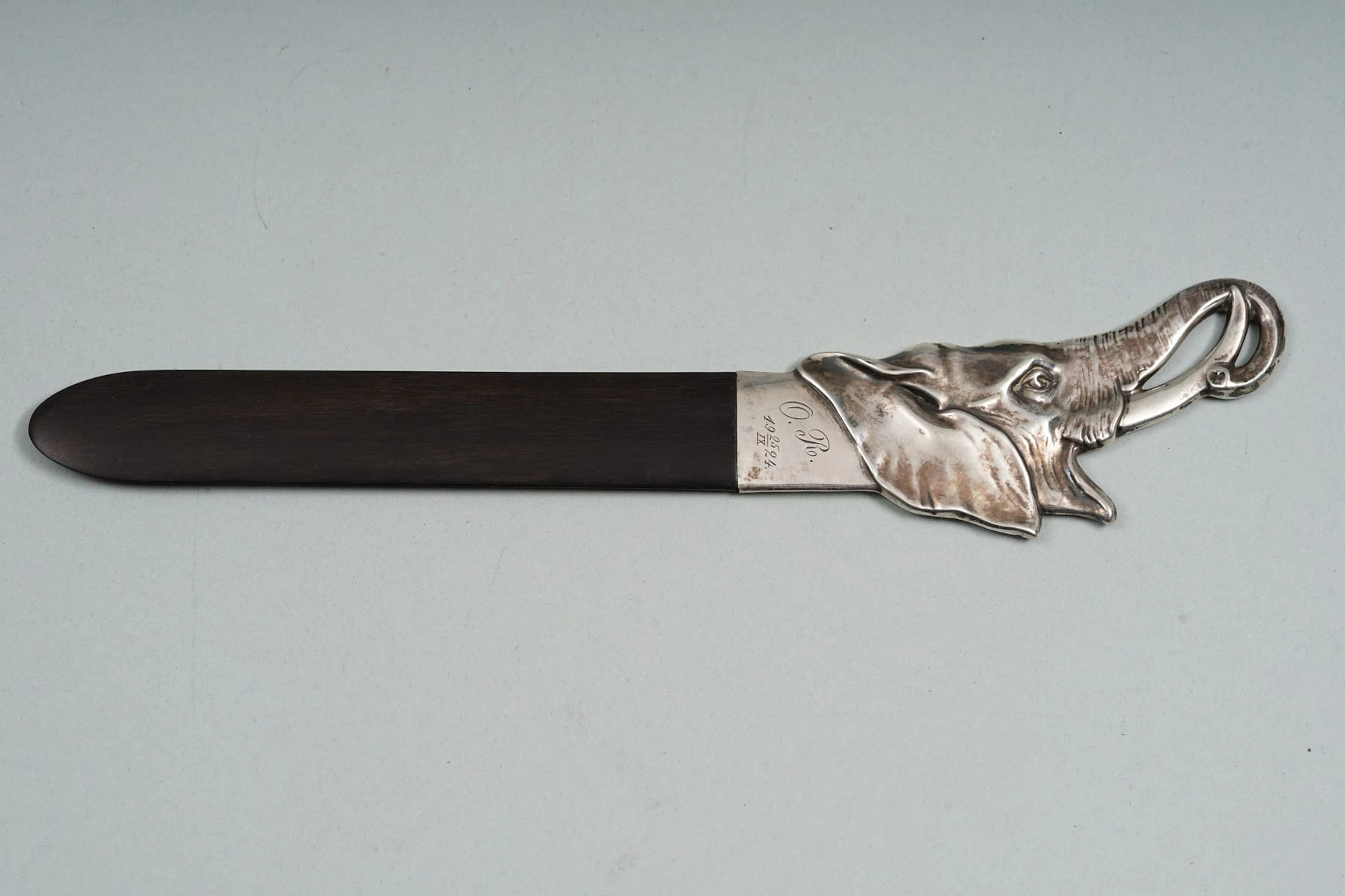 Paperiveitsi, hopeaa, kaiverrus 25/9 1924, pitoisuus 830/1000, yksityiskokoelma