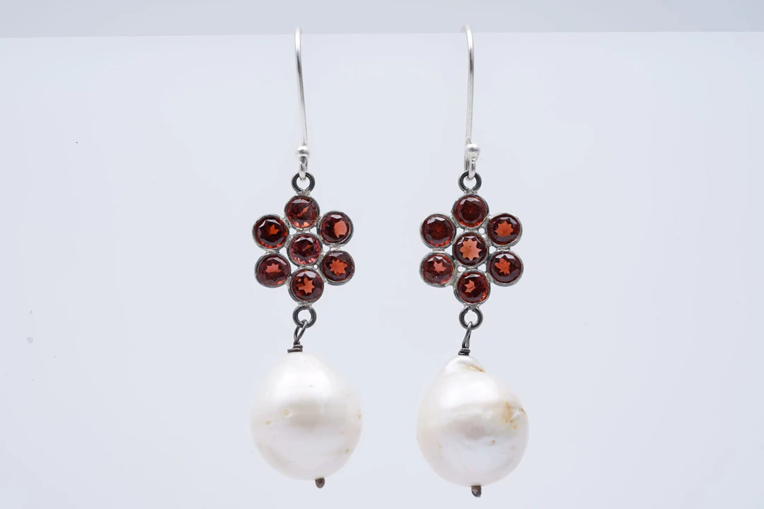 (3306) EARRINGS SILVER 925 / 1000 GARNETS baroque PEARLS 14 mm
