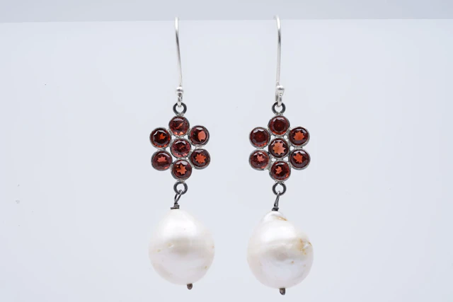 (3306) EARRINGS SILVER 925 / 1000 GARNETS baroque PEARLS 14 mm