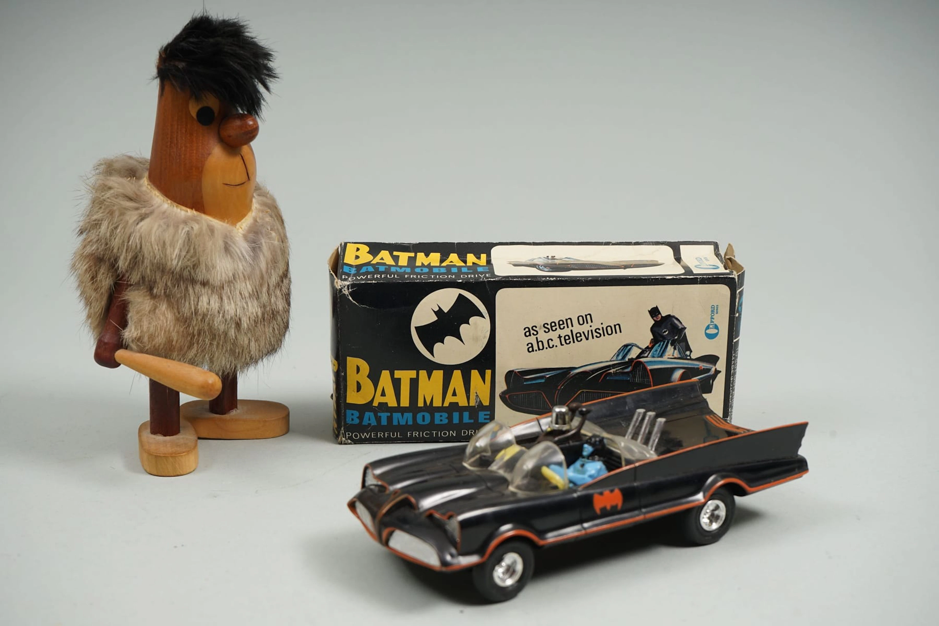 Retu Kivinen, puunukke valmistaja ARNE BASSE ja BATMAN muoviauto