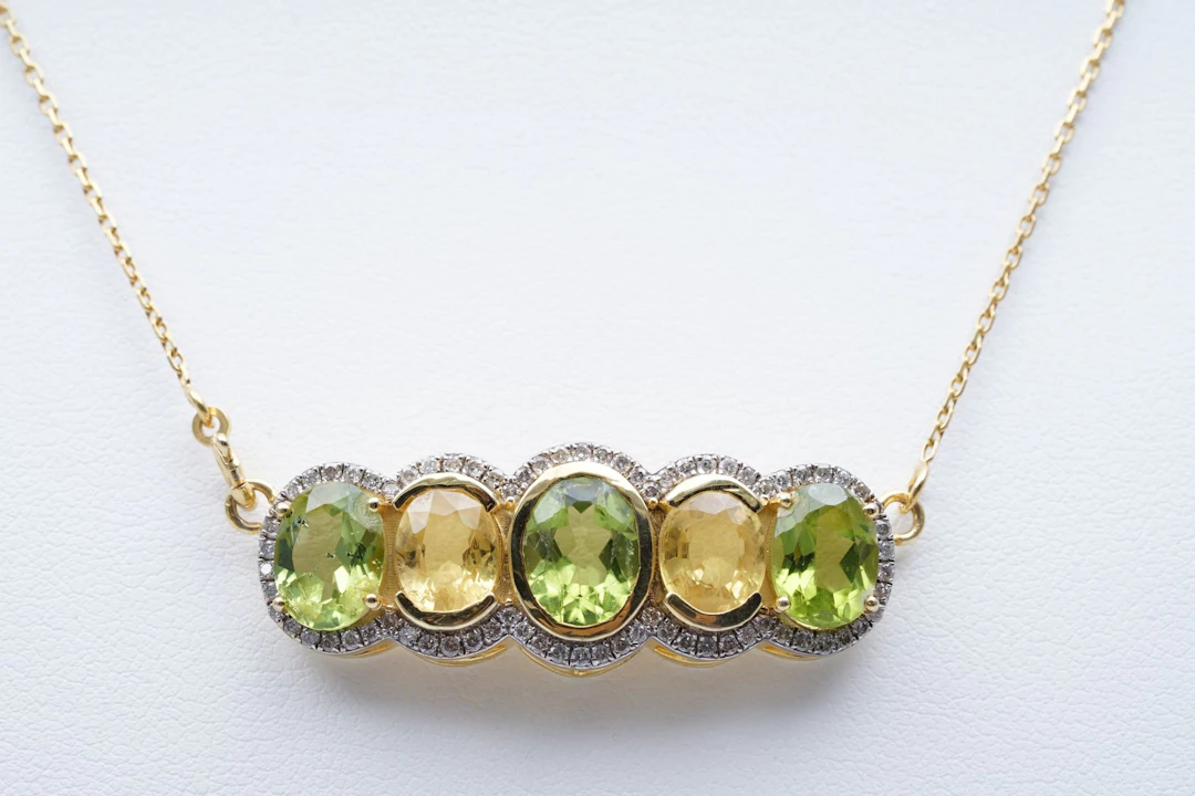 Riipus kultaa 375/1000,, PERIDOTS (5,8), yellow SAPPHIRES (3,8), DIAMONDS