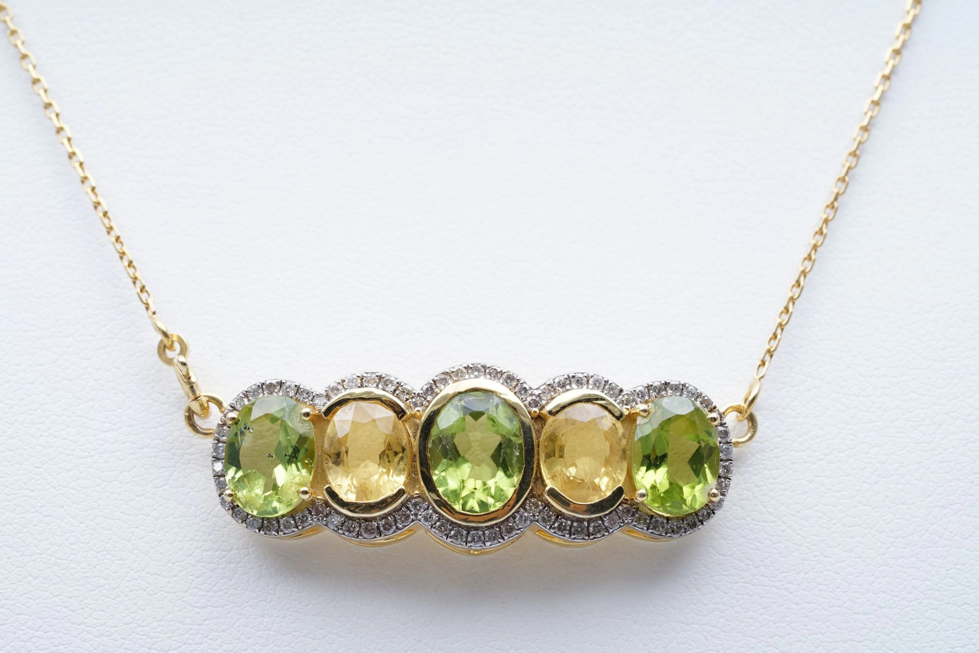 Riipus kultaa 375/1000,, PERIDOTS (5,8), yellow SAPPHIRES (3,8), DIAMONDS