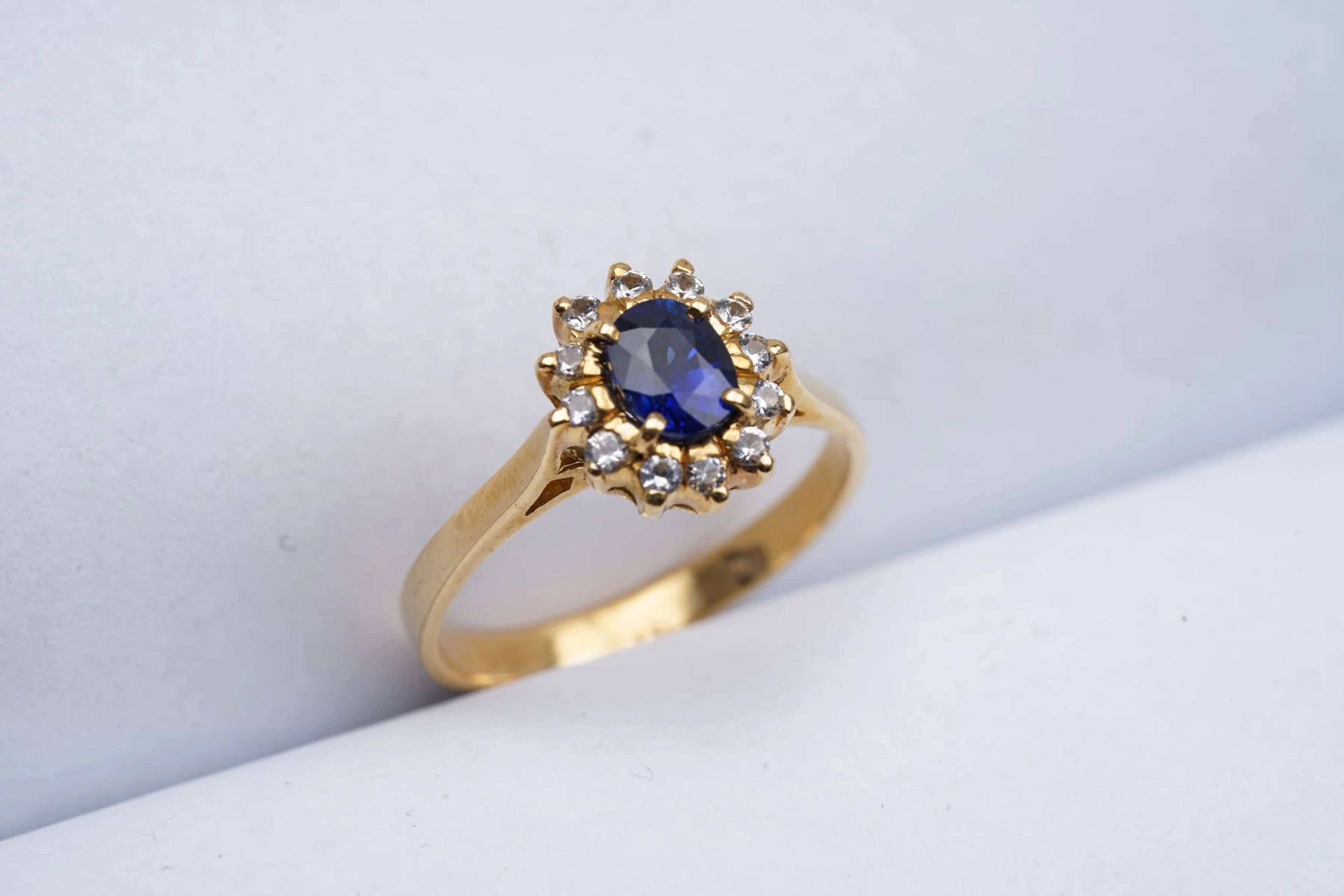 Safiirisormus, kultaa 18 k