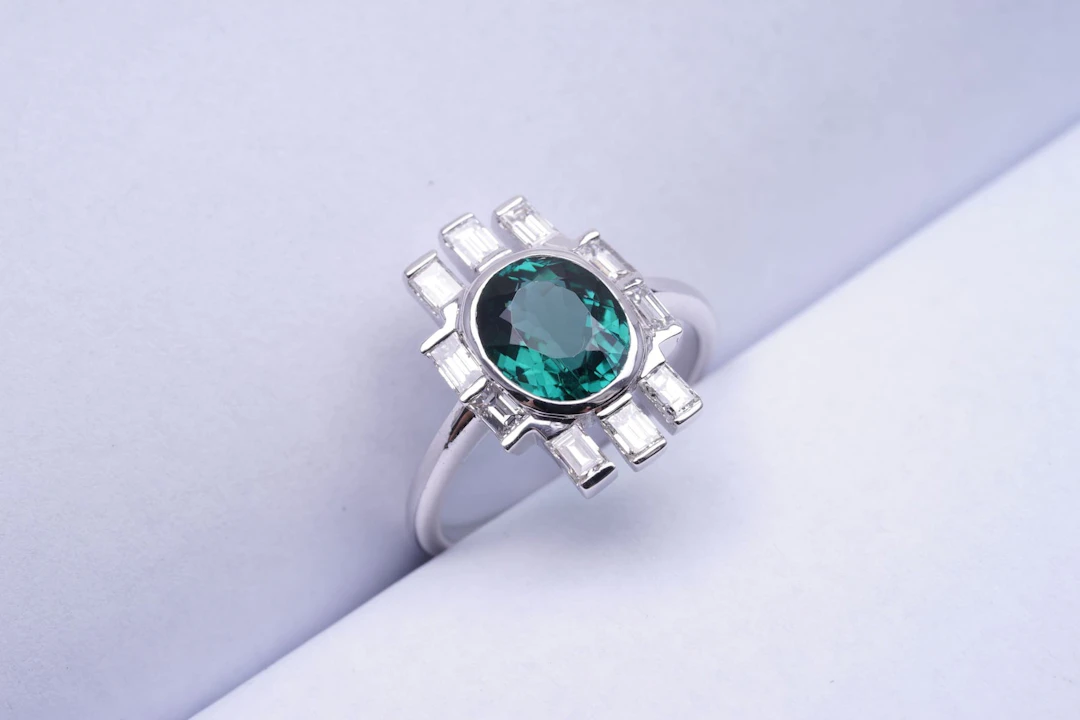 (2881) Sormus valkokultaa 750/1000 ovale TOURMALINE (1,9) DIAMONDS (0,78)