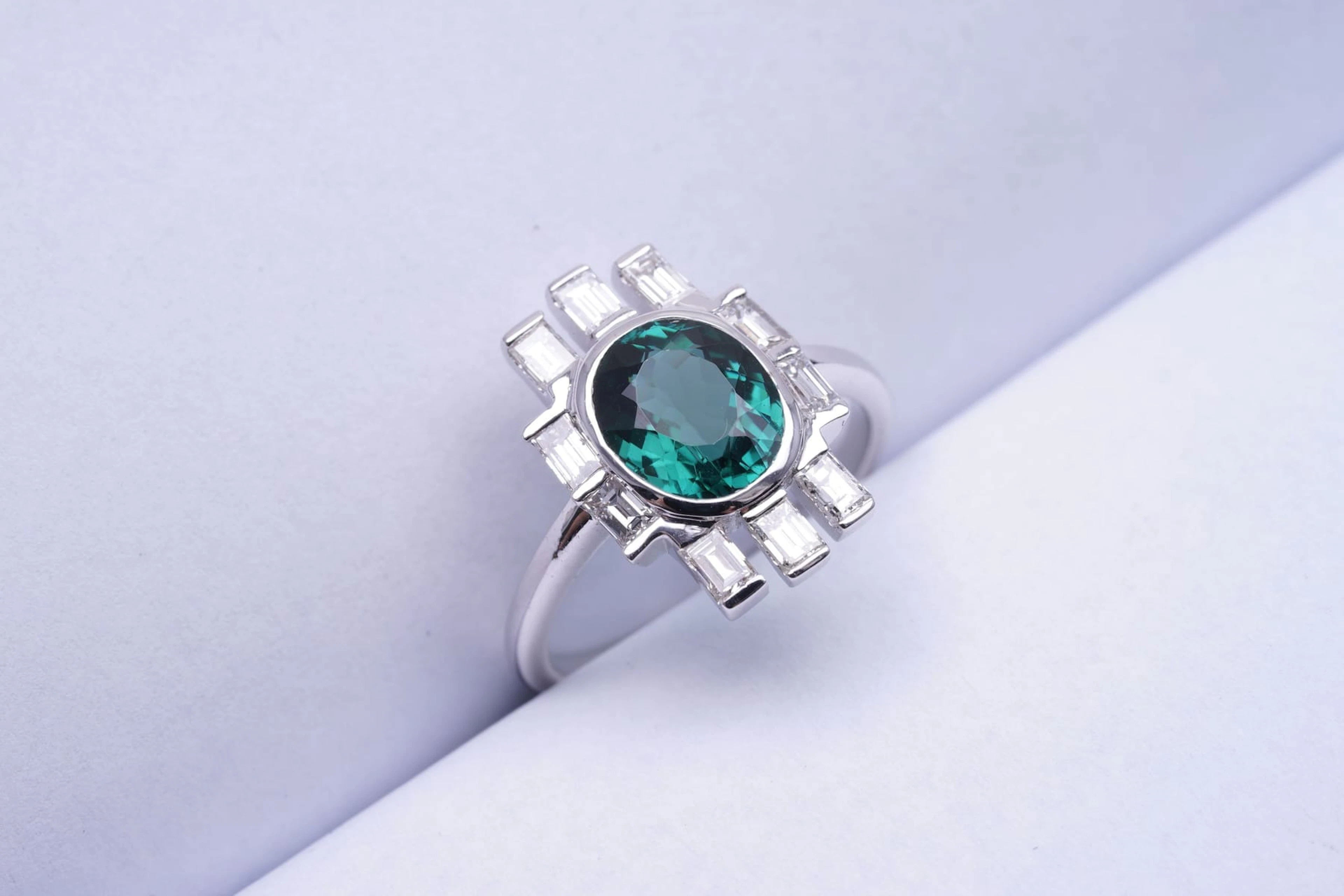 (2881) Sormus valkokultaa 750/1000 ovale TOURMALINE (1,9) DIAMONDS (0,78)