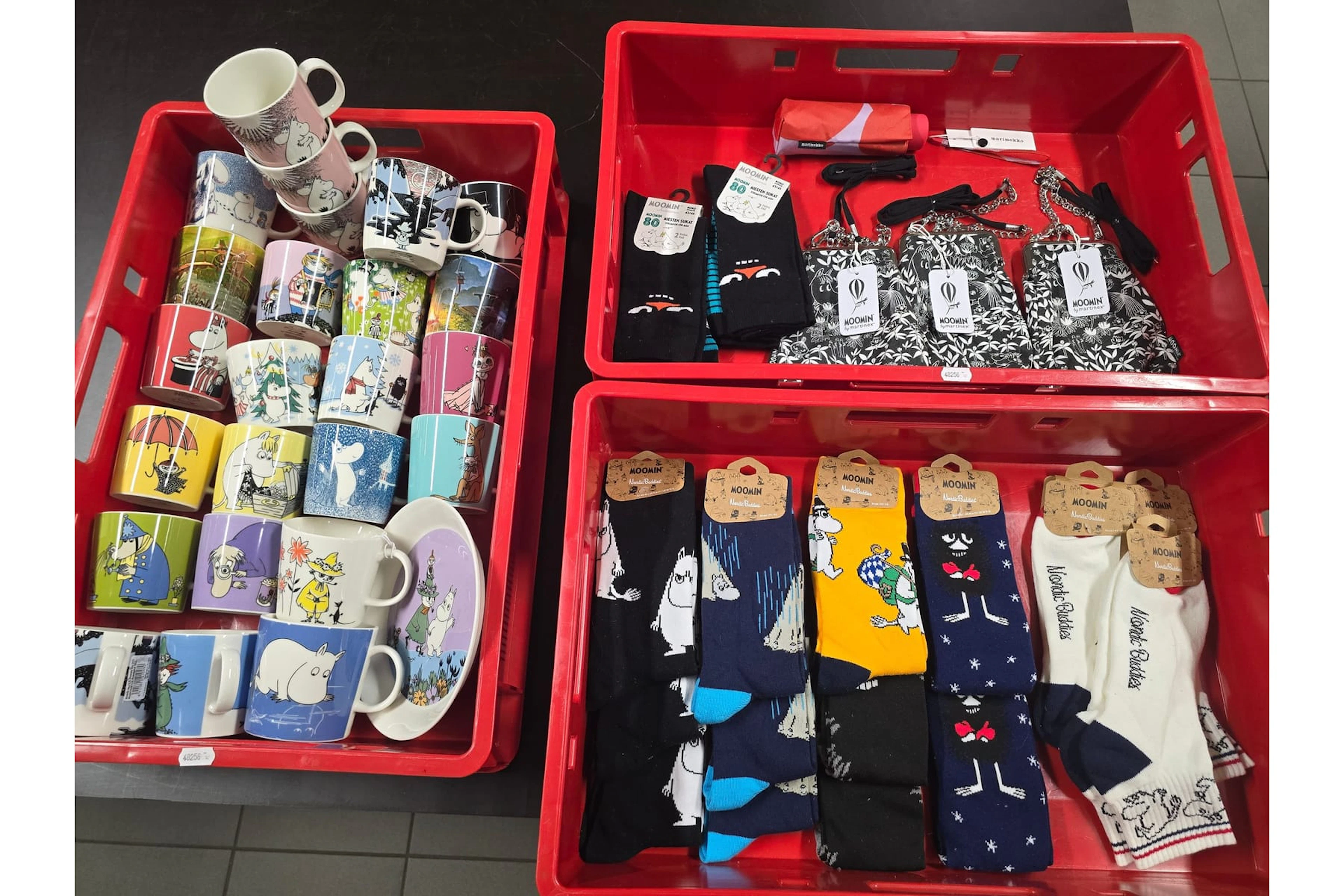 (14.) 3 ltk Muumimukeja, Muumiasusteita ja MARIMEKKO-sateenvarjo.