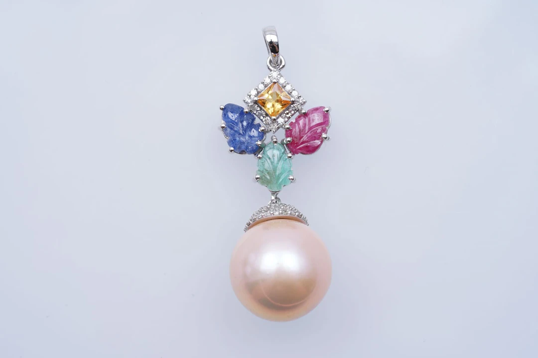 Riipus valkokultaa 375/1000, RUBY, SAPPHIRE, EMERALD oil minor (3,2)
