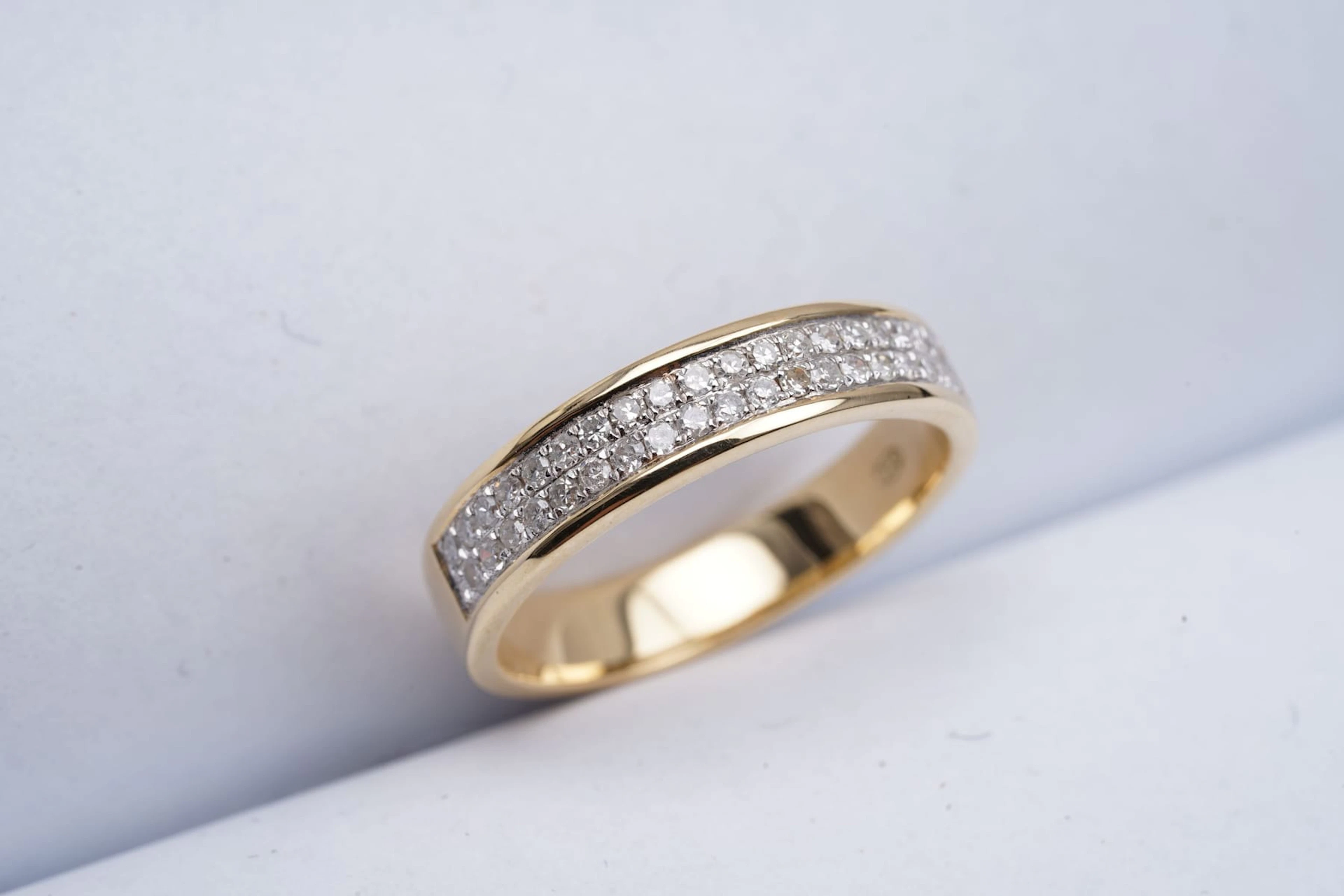 Timanttisormus, kultaa 14 k
