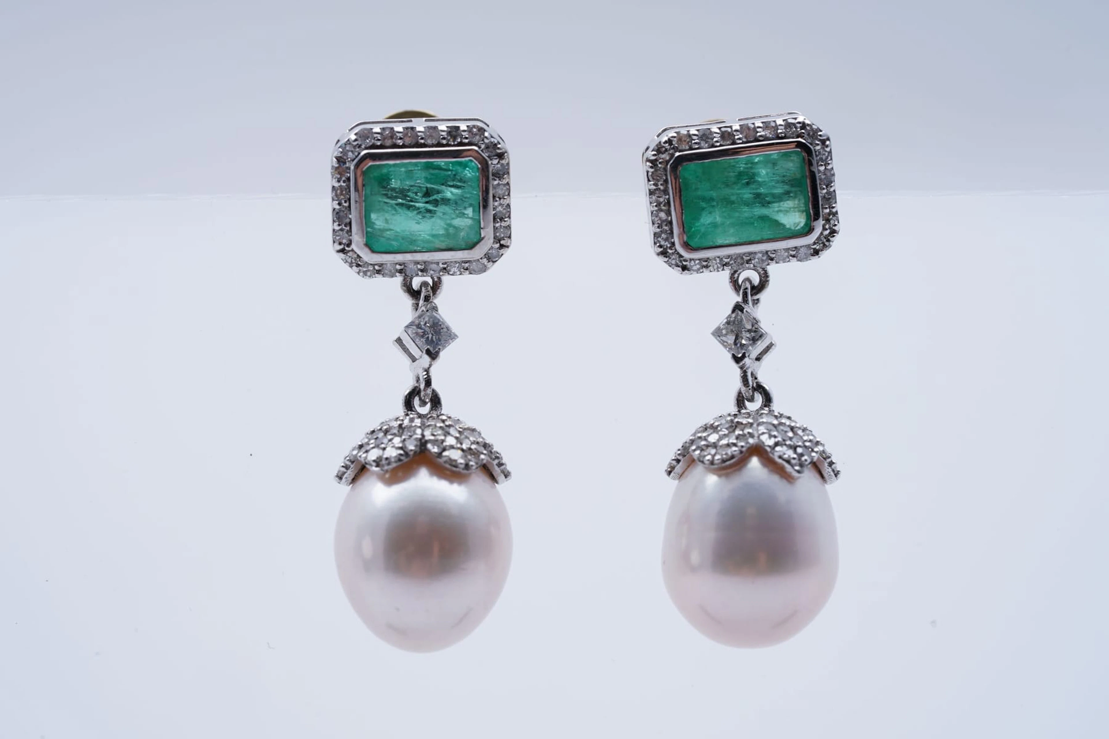 Korvakorut valkokultaa 375/1000, oil minor EMERALDS (1,5), PEARLS