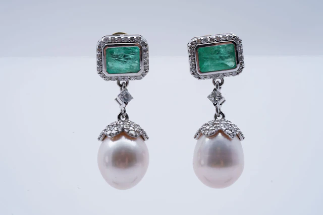 Korvakorut valkokultaa 375/1000, oil minor EMERALDS (1,5), PEARLS