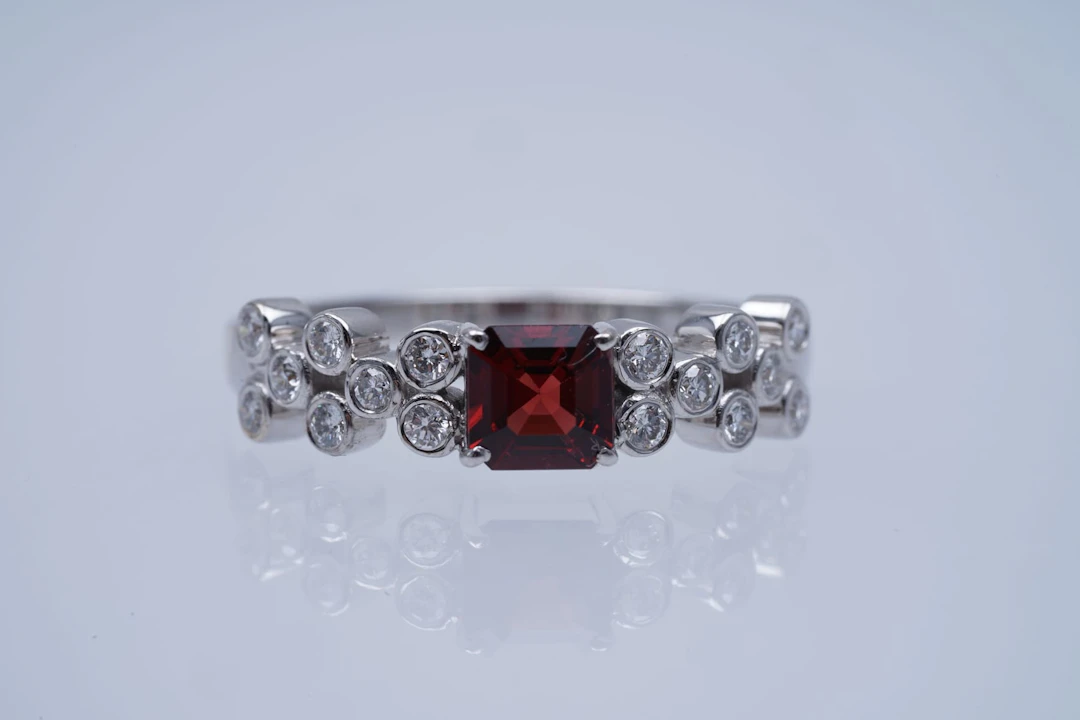 Sormus valkokultaa 750/1000, SPINELS (0.5), DIAMONDS (0.2), nro 14868
