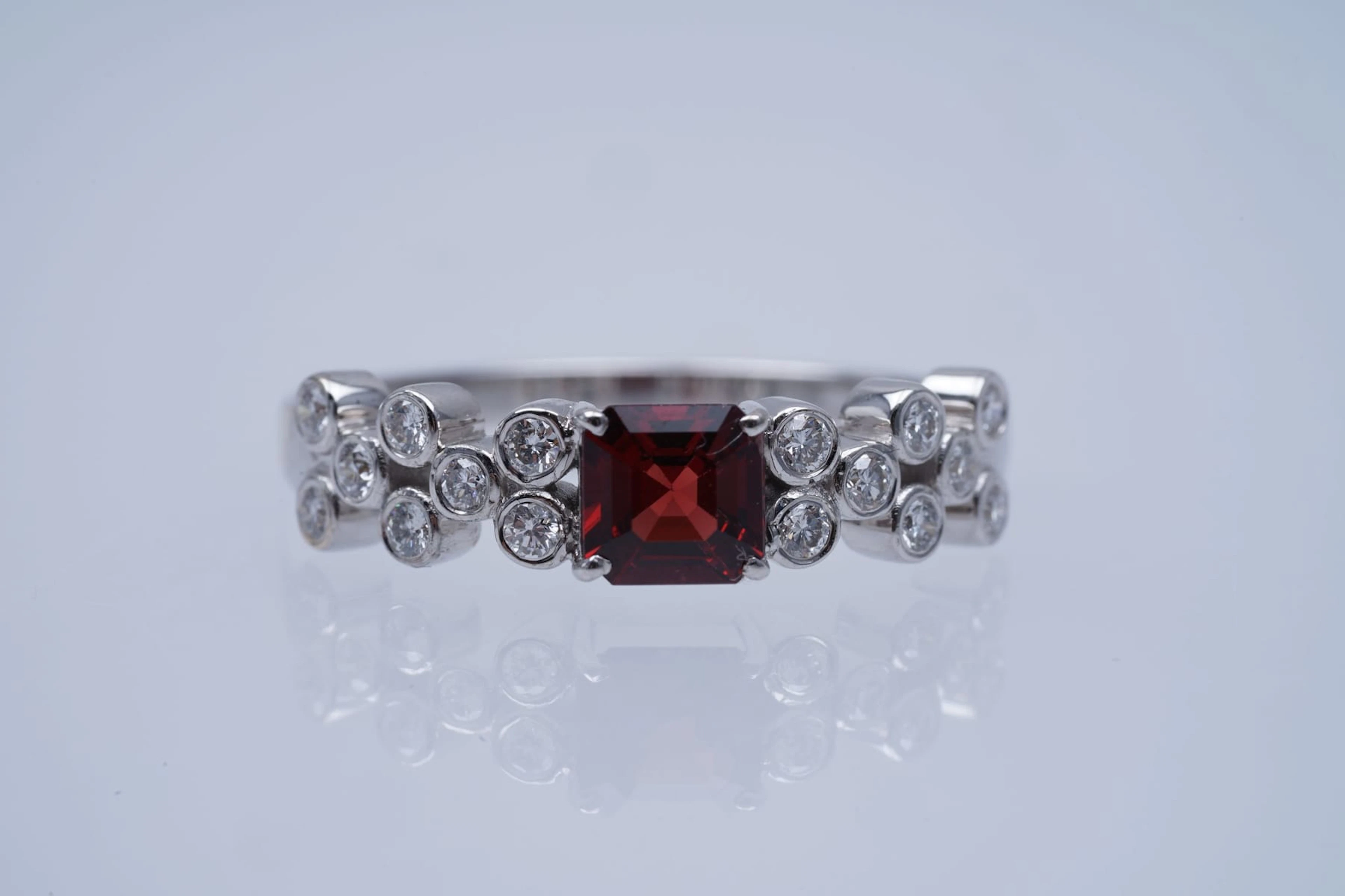 Sormus valkokultaa 750/1000, SPINELS (0.5), DIAMONDS (0.2), nro 14868