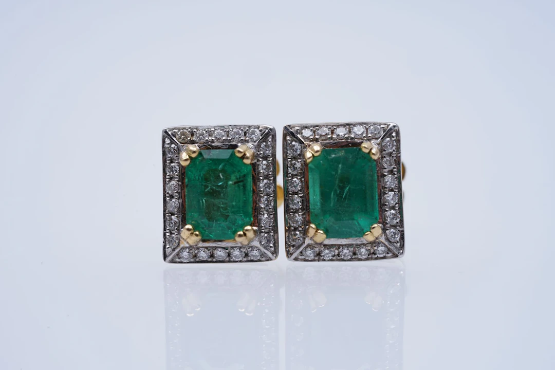 Korvakorut kultaa 750/1000 Colombia EMERALDS oil minor ( 2,2 ) DIAMONDS