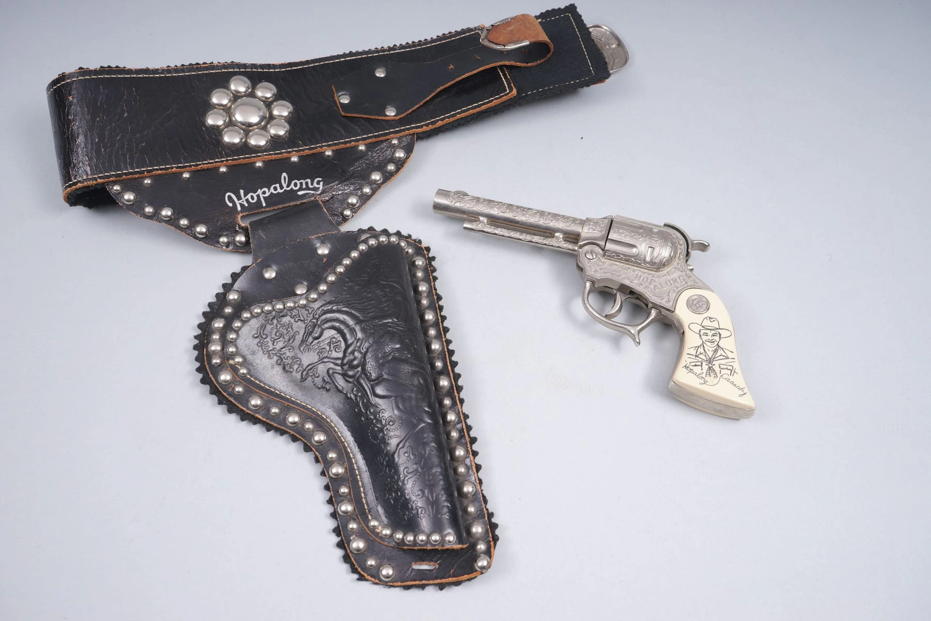 ! Hopalong Cassidy pistooli ja asevyö, valmistaja WYANDOTTE TOYS, Made in USA