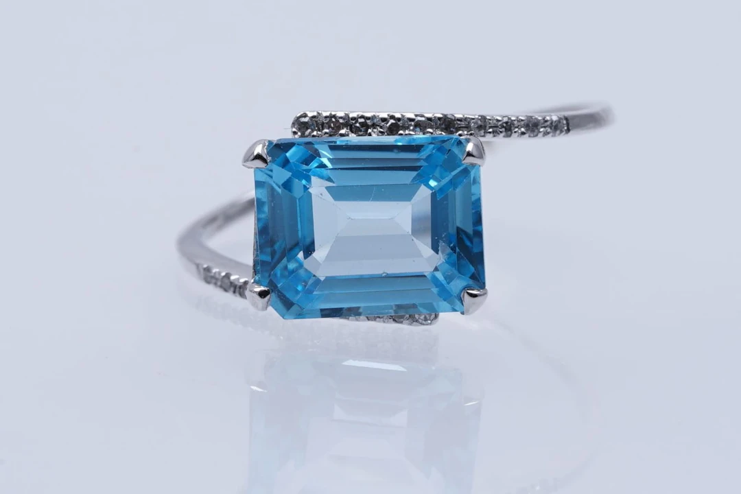 RING white GOLD 375 / 1000 blue TOPAZE (3,09 ) DIAMONDS ( 0,06 ), nro 10620