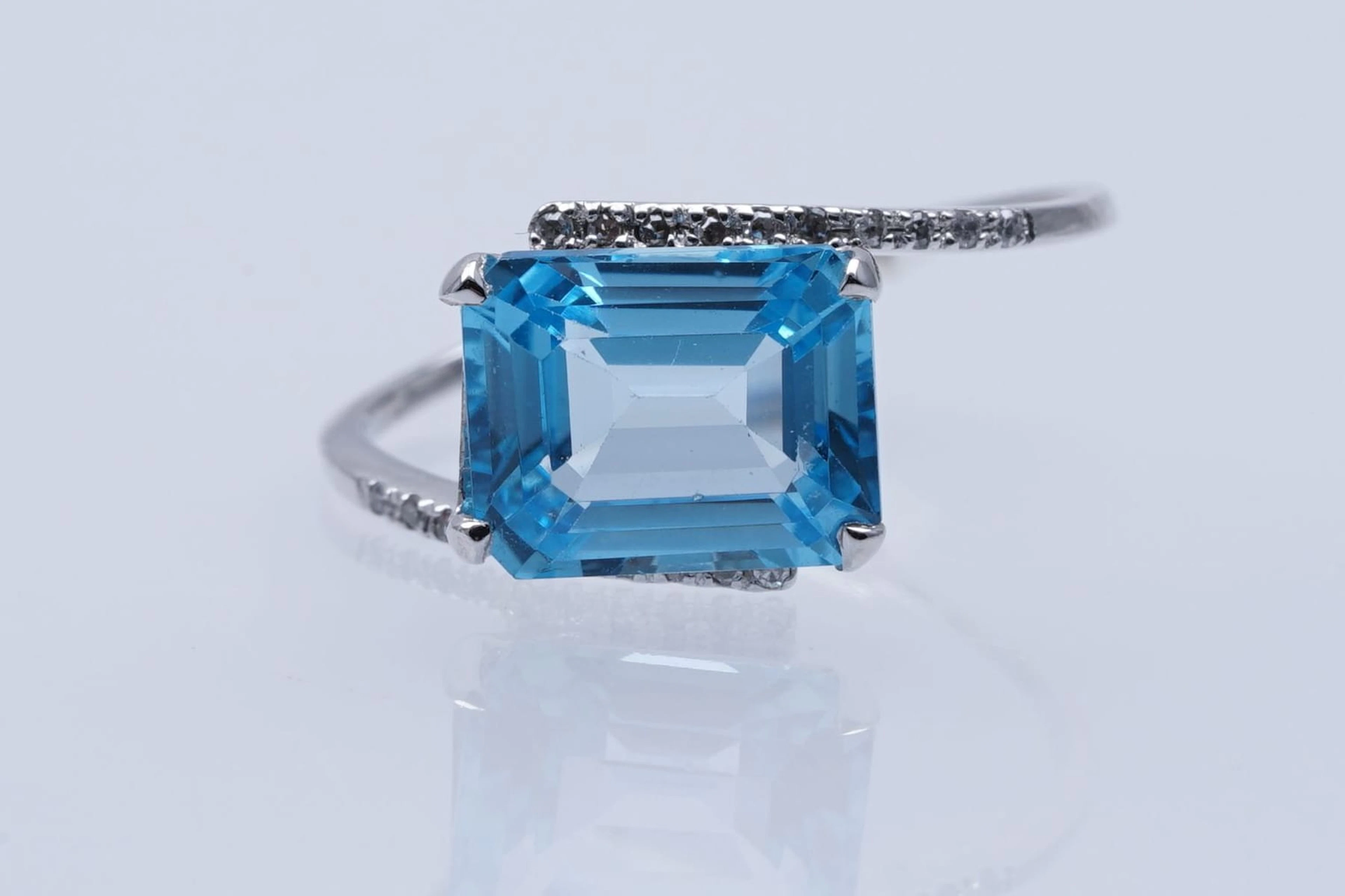 RING white GOLD 375 / 1000 blue TOPAZE (3,09 ) DIAMONDS ( 0,06 ), nro 10620