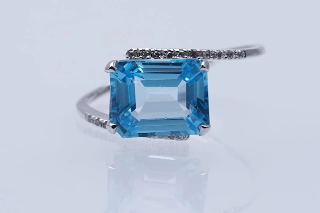 RING white GOLD 375 / 1000 blue TOPAZE (3,09 ) DIAMONDS ( 0,06 ), nro 10620