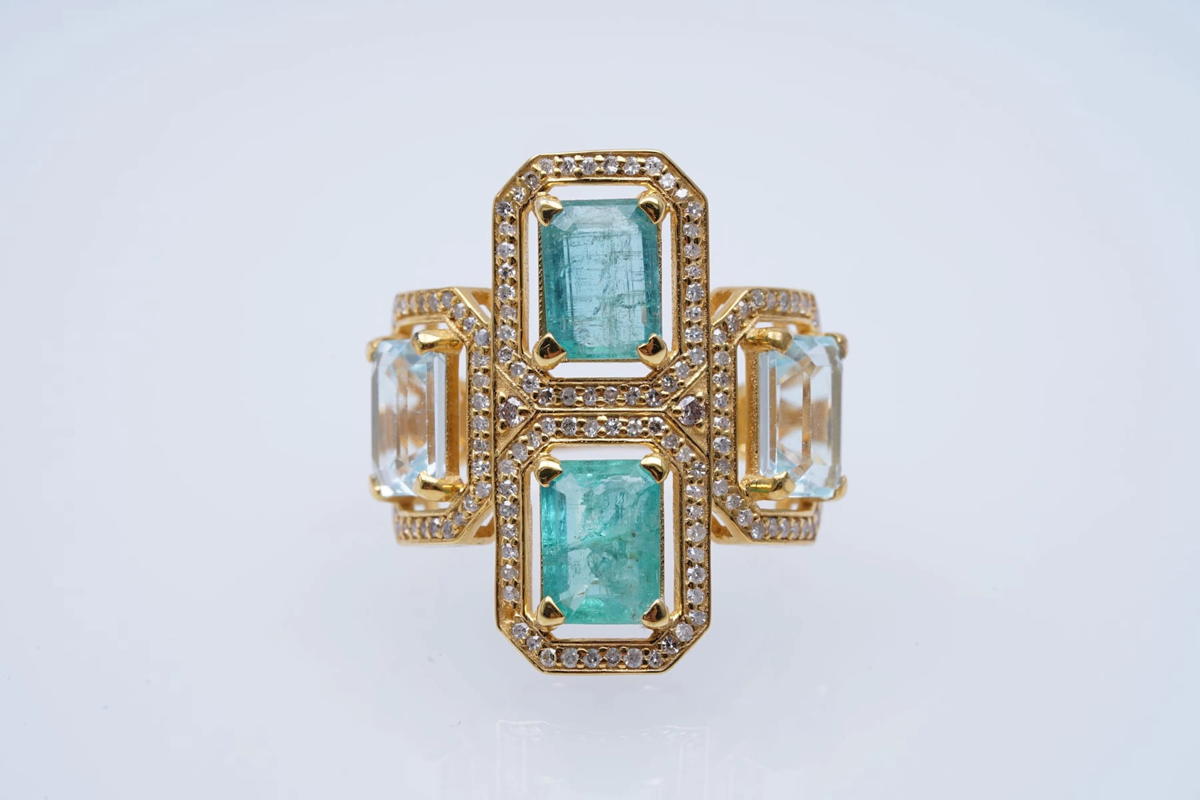 Sormus valkokultaa 375/1000, oil minor EMERALDS (3), blue TOPAZES