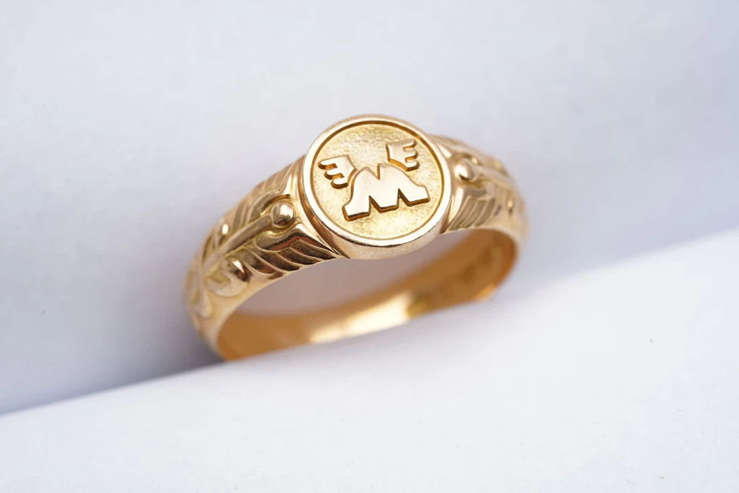 Ammattisormus, kultaa 18 k