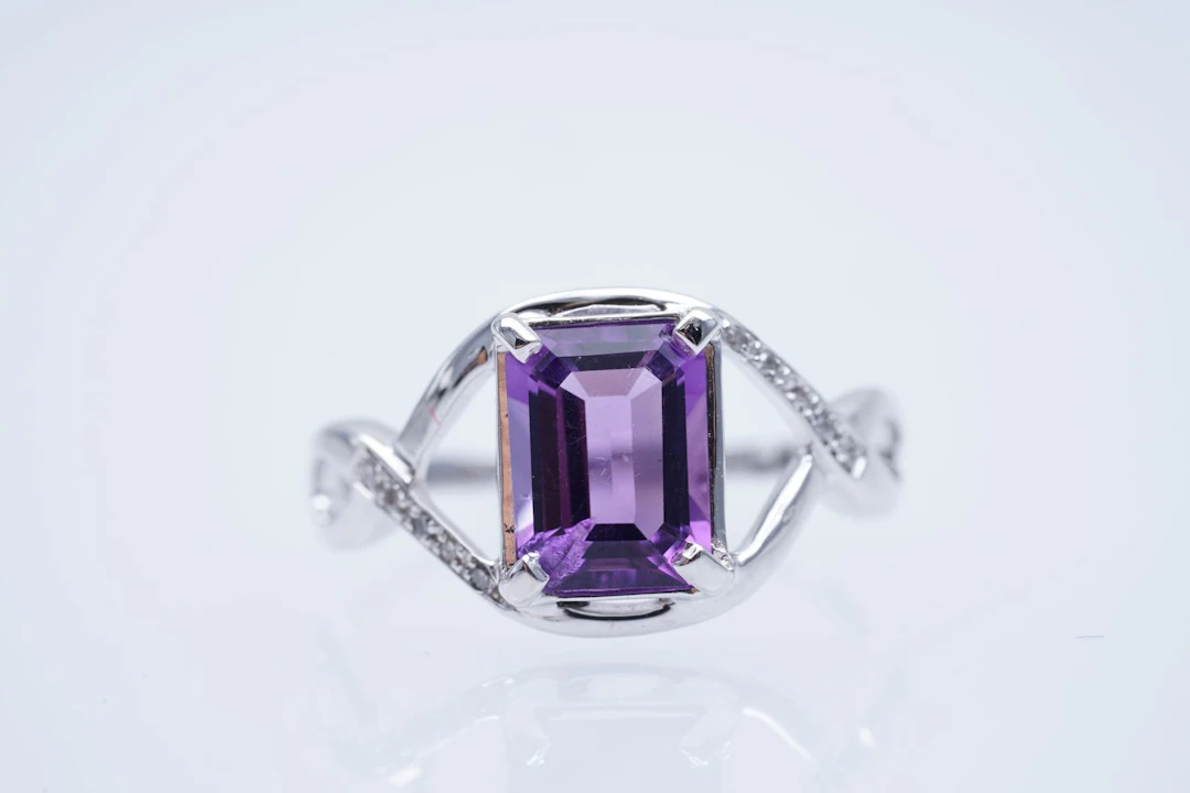 RING white GOLD 375 / 1000 AMETHYSTE ( 1,31 ) DIAMONDS ( 0,03 ), nro 10631