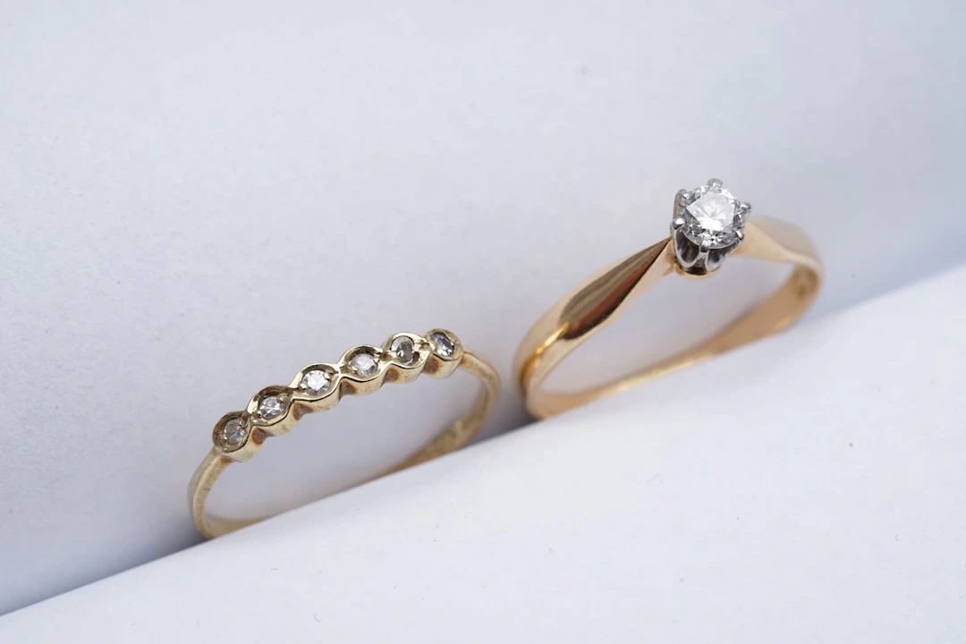 2 kpl timanttisormuksia kultaa 14 k ja 18 k