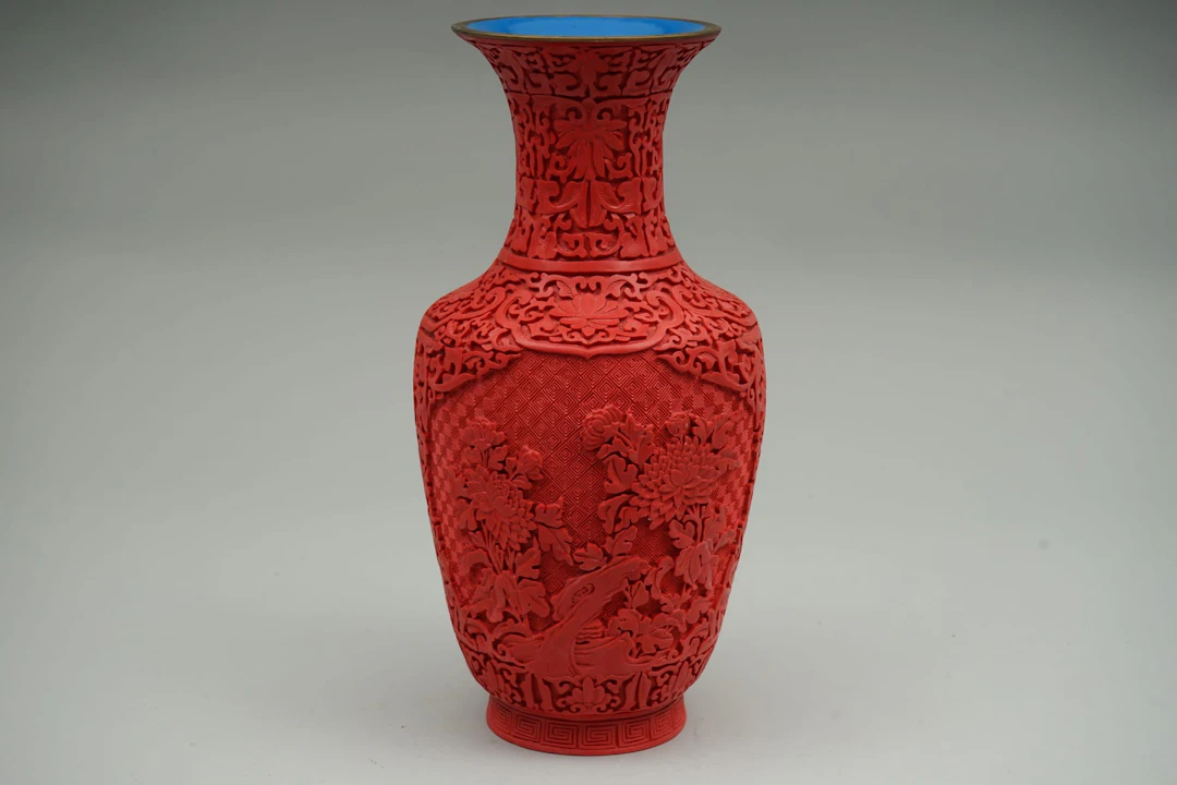 Cinnabar lakkamaljakko, emaloitu sisäpuolelta, YANGZHOU Kiina