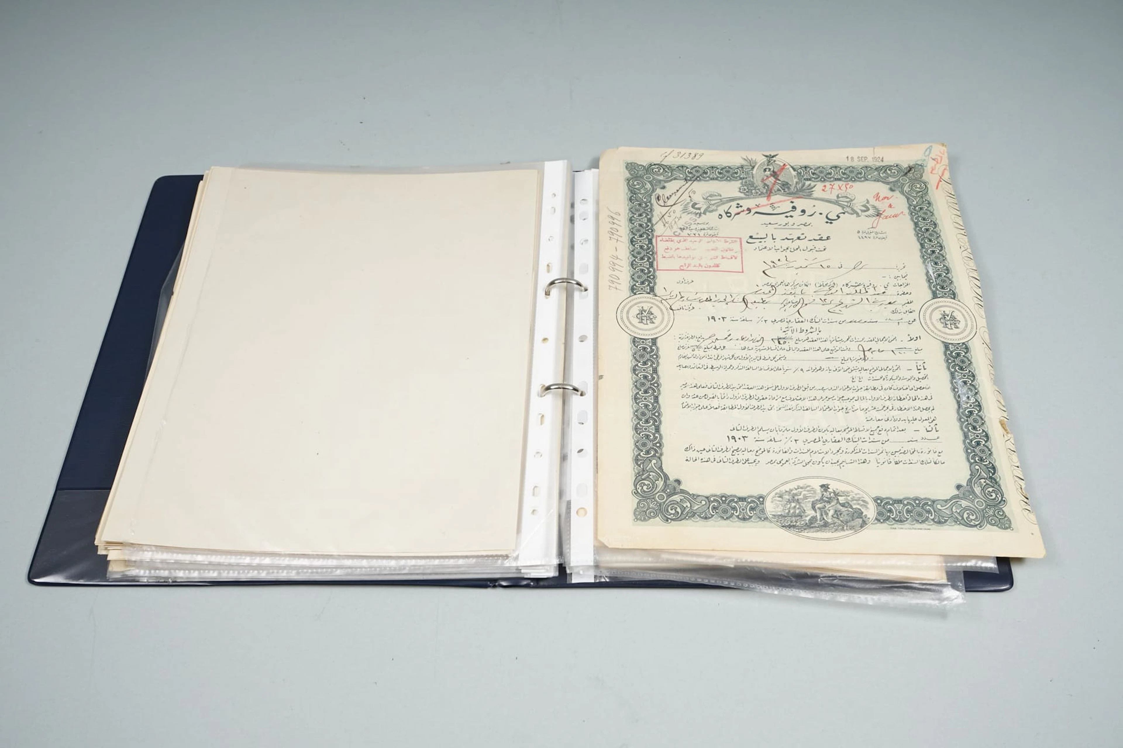 Kansio vanhoja osakekirjoja 1800-1900-luvut